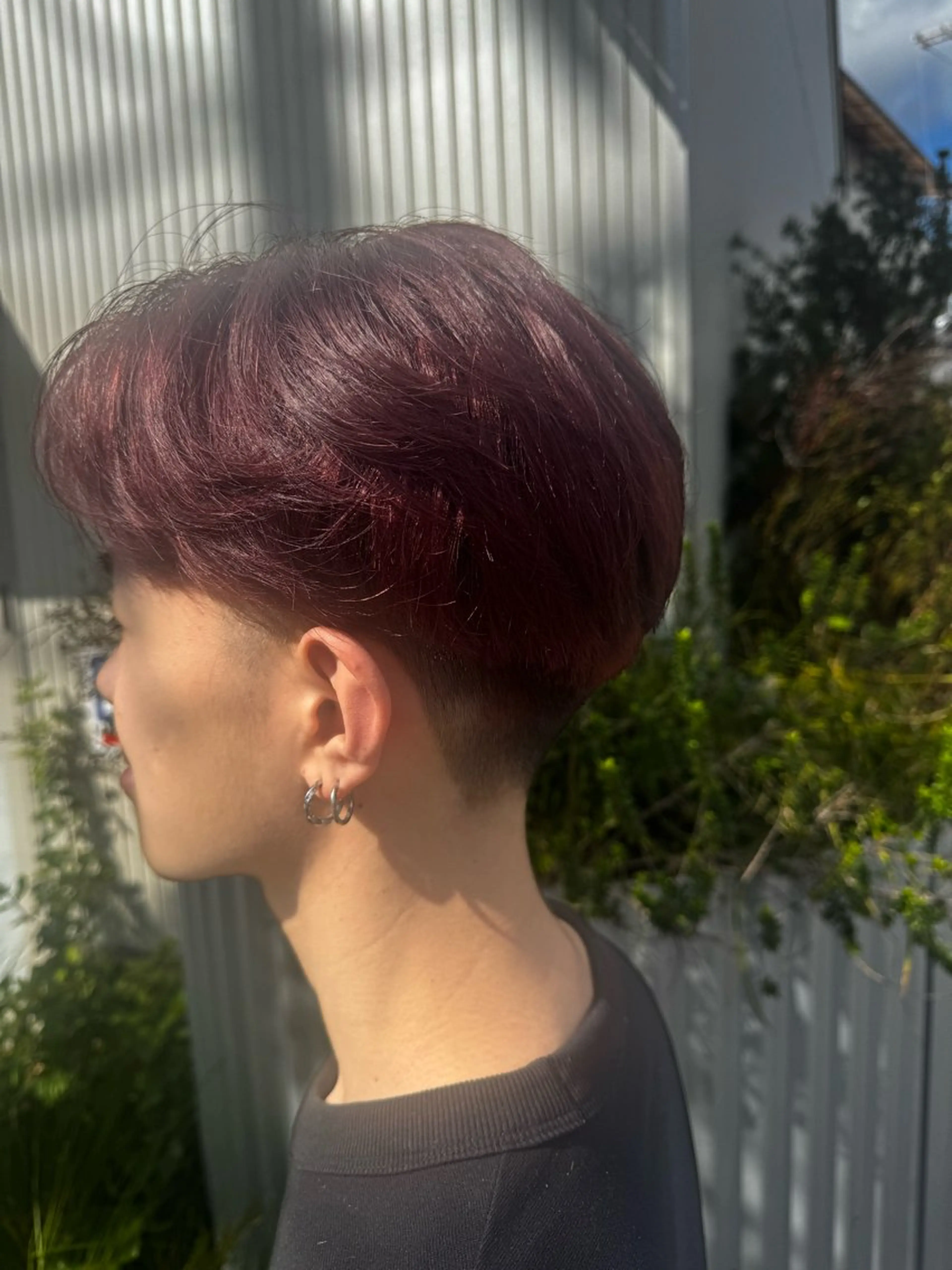 カラー メンズ センターパート 刈り上げ ボルドーカラー 野崎 倫太郎のヘアスタイル