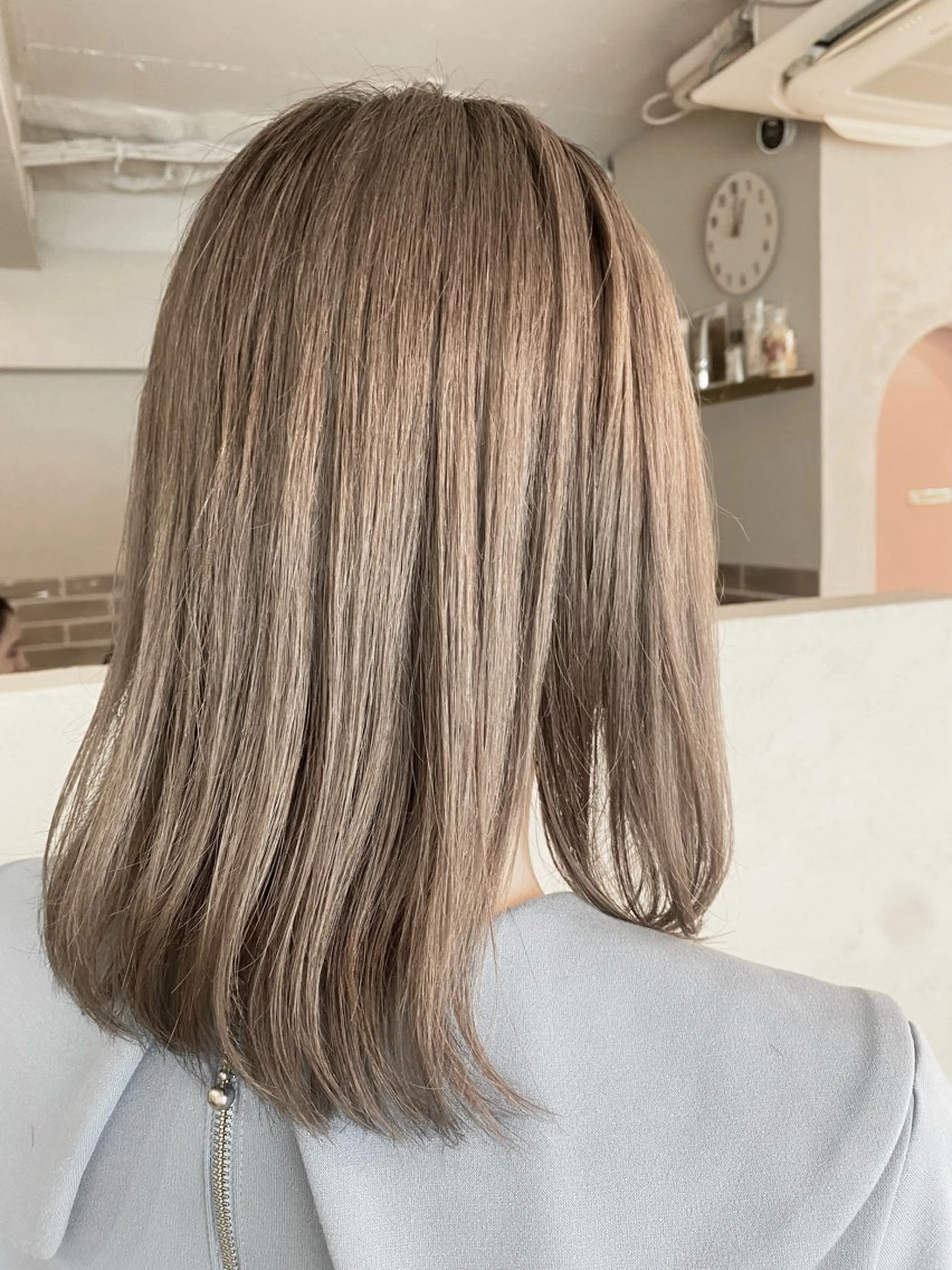 ミディアム カラー グレージュ 佐々木 雪菜のヘアスタイル