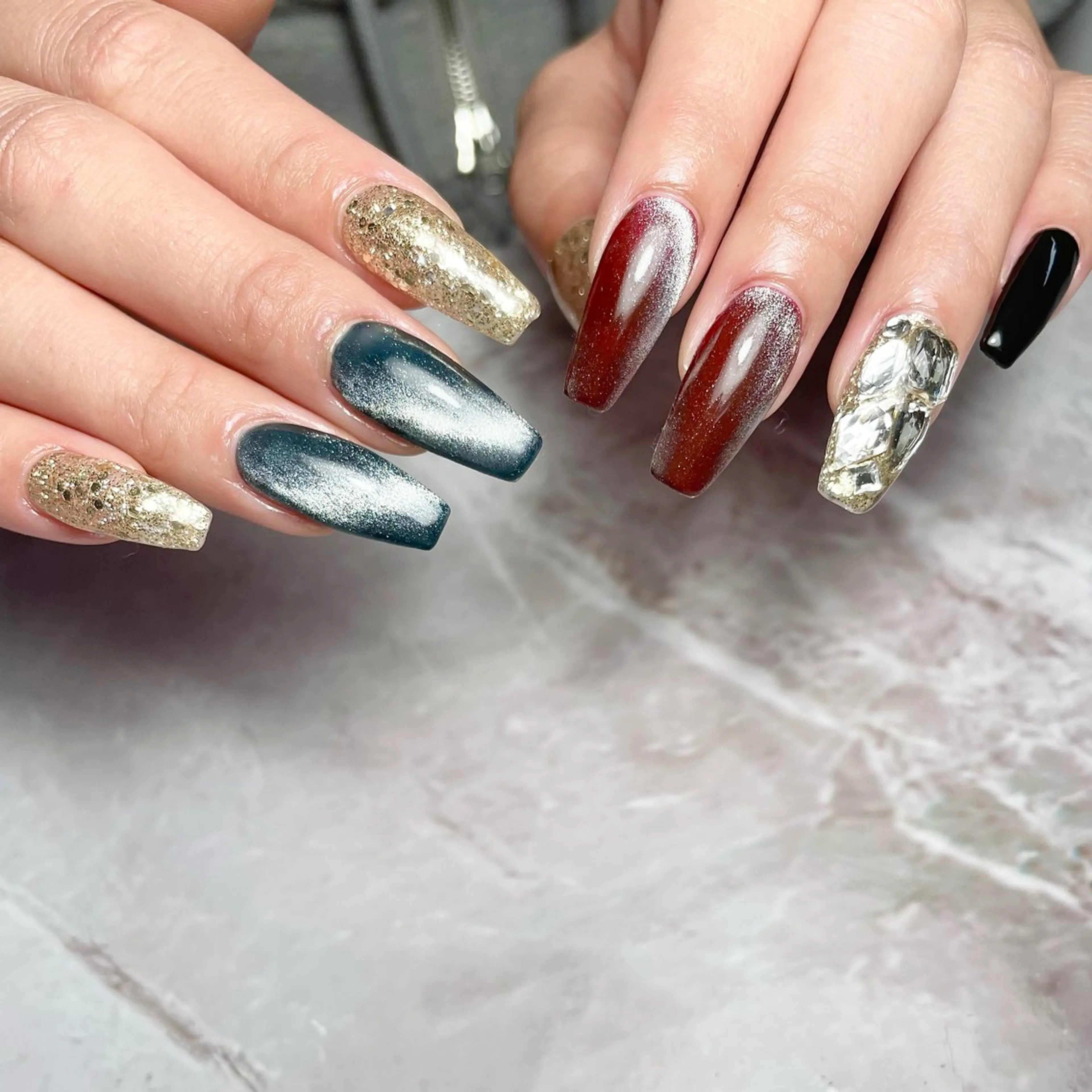 ネイル ボルドー グラデーション ラメ(グリッター) ラメグラデーション ロングネイル ハンドネイル upala Mayukoのネイルデザイン