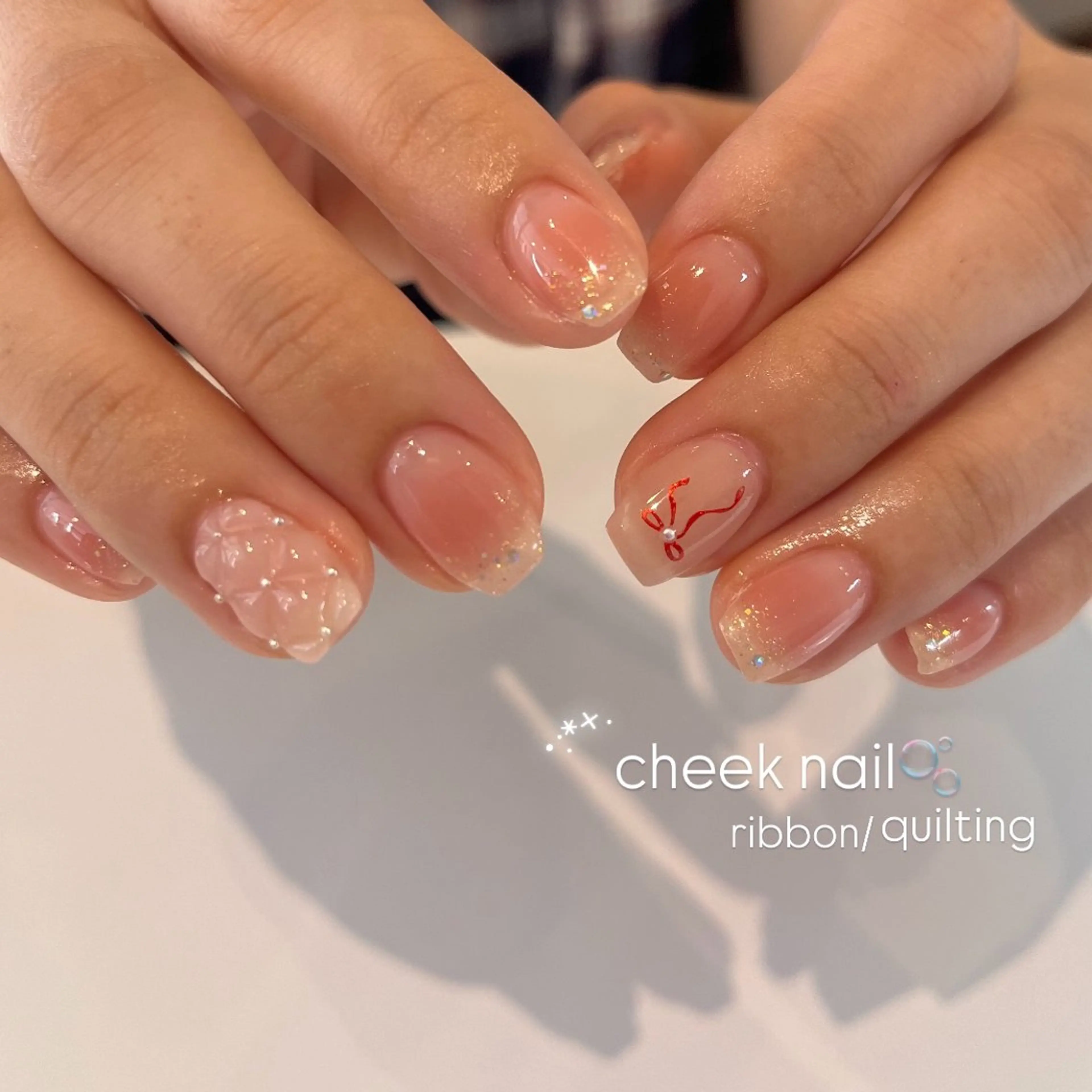 ネイル チークネイル ゴールド ラメ(グリッター) リボン ハンドネイル ballie／小野原 なつみのネイルデザイン
