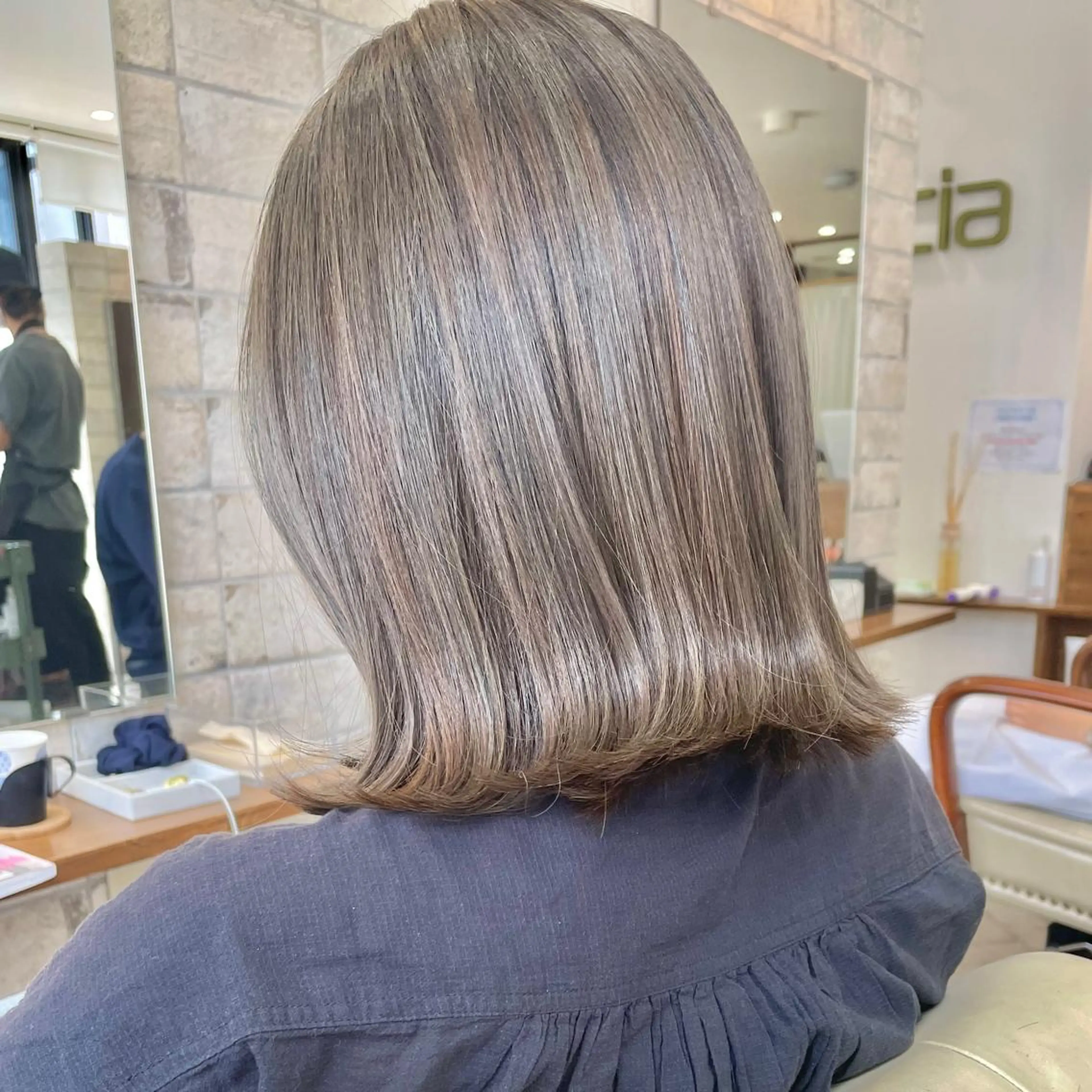 ミディアム カラー 切りっぱなしボブ ミディアムパーマ ボブ 斜めバング レイヤーカット 髪質改善 中川　翔のヘアスタイル