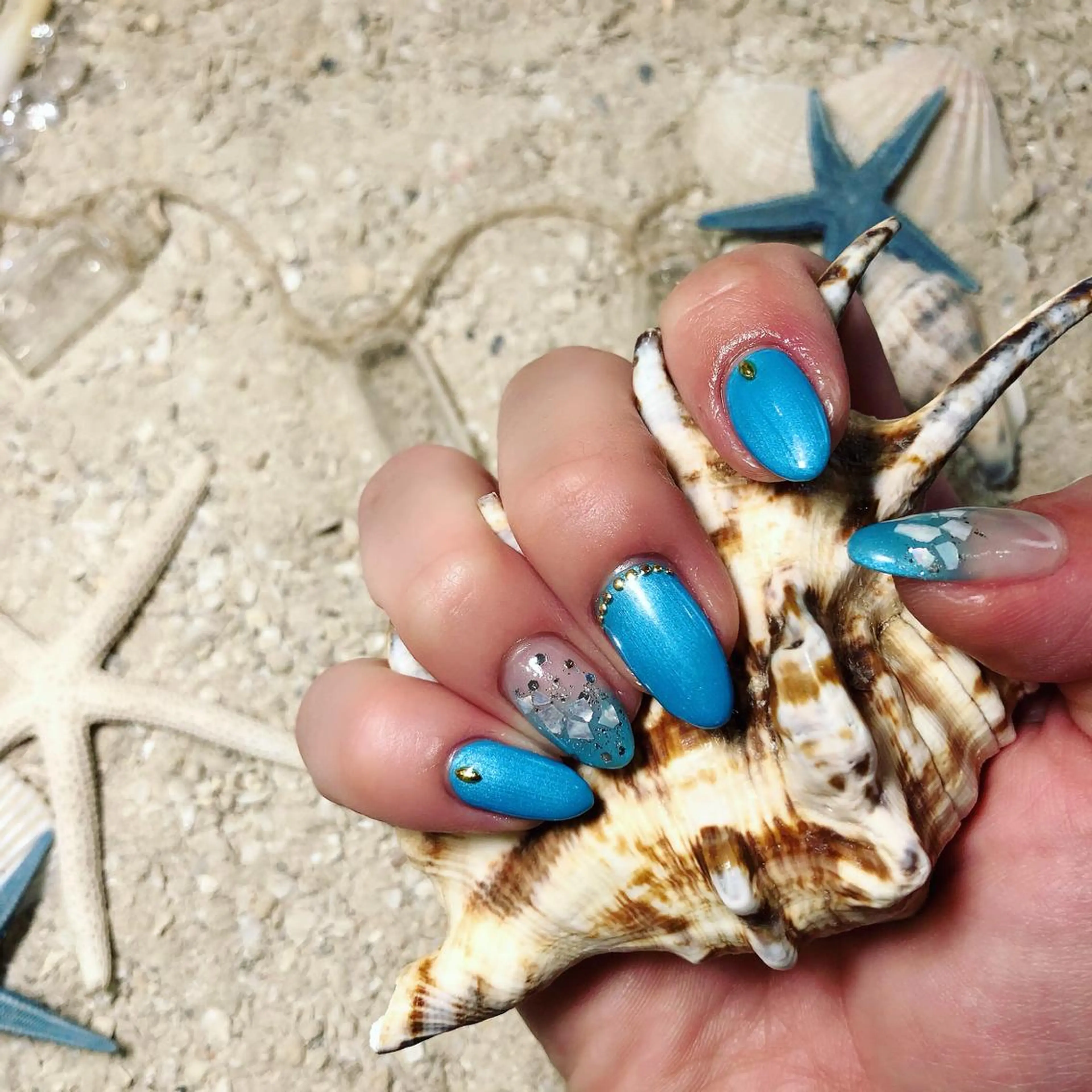 ネイル フットネイル フレンチネイル ジェルネイル ラメ(グリッター) ラメグラデーション NEO Beauty Salon所属・𝐍𝐄𝐎 𝐉𝐔𝐑𝐈のネイルデザイン