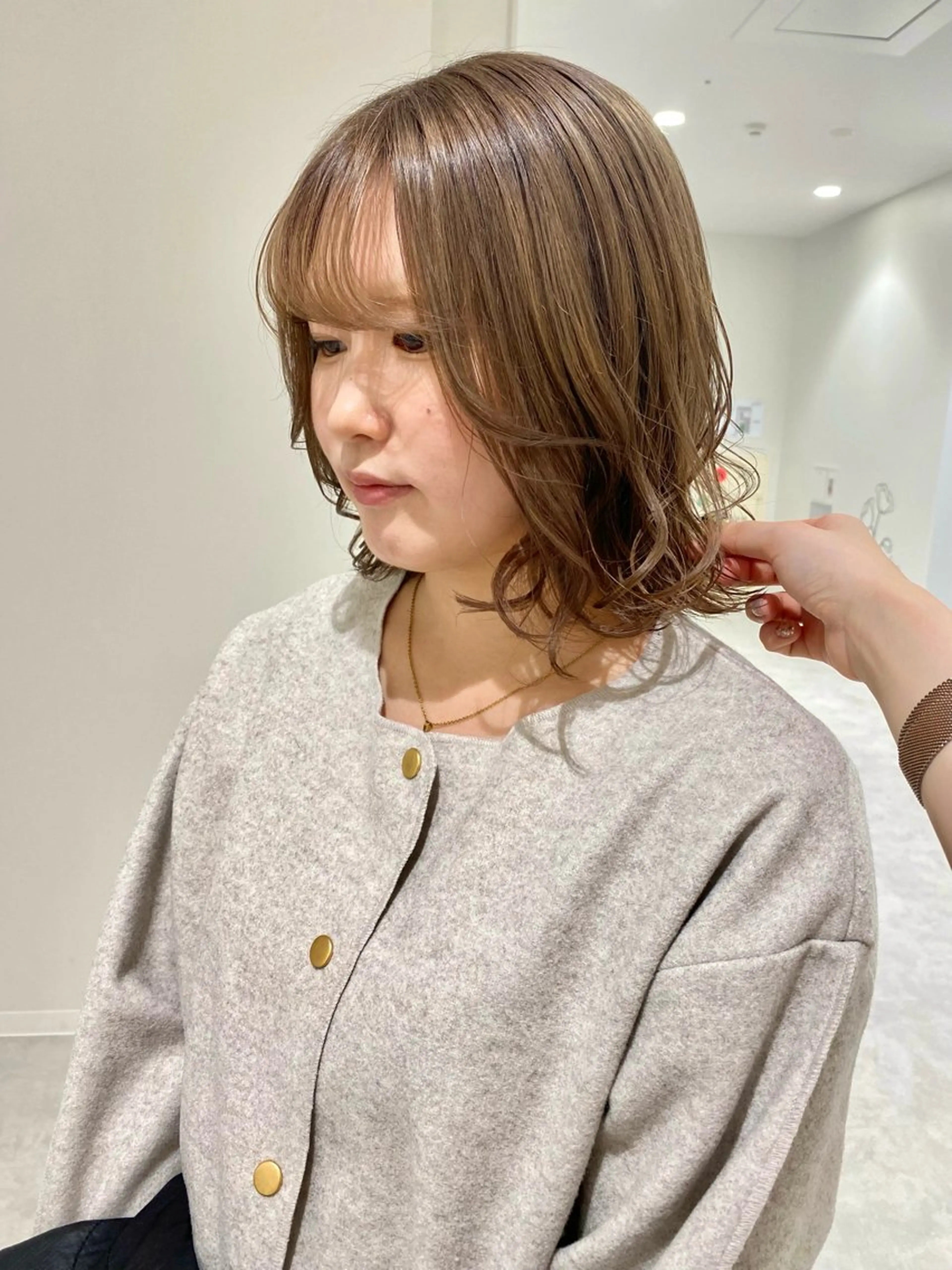 ミディアム カラー ベージュカラー ブリーチ ダブルカラー ミルクティーベージュ ヘアカラー ベージュ/アレンジ /横浜/杉本千夏のヘアスタイル