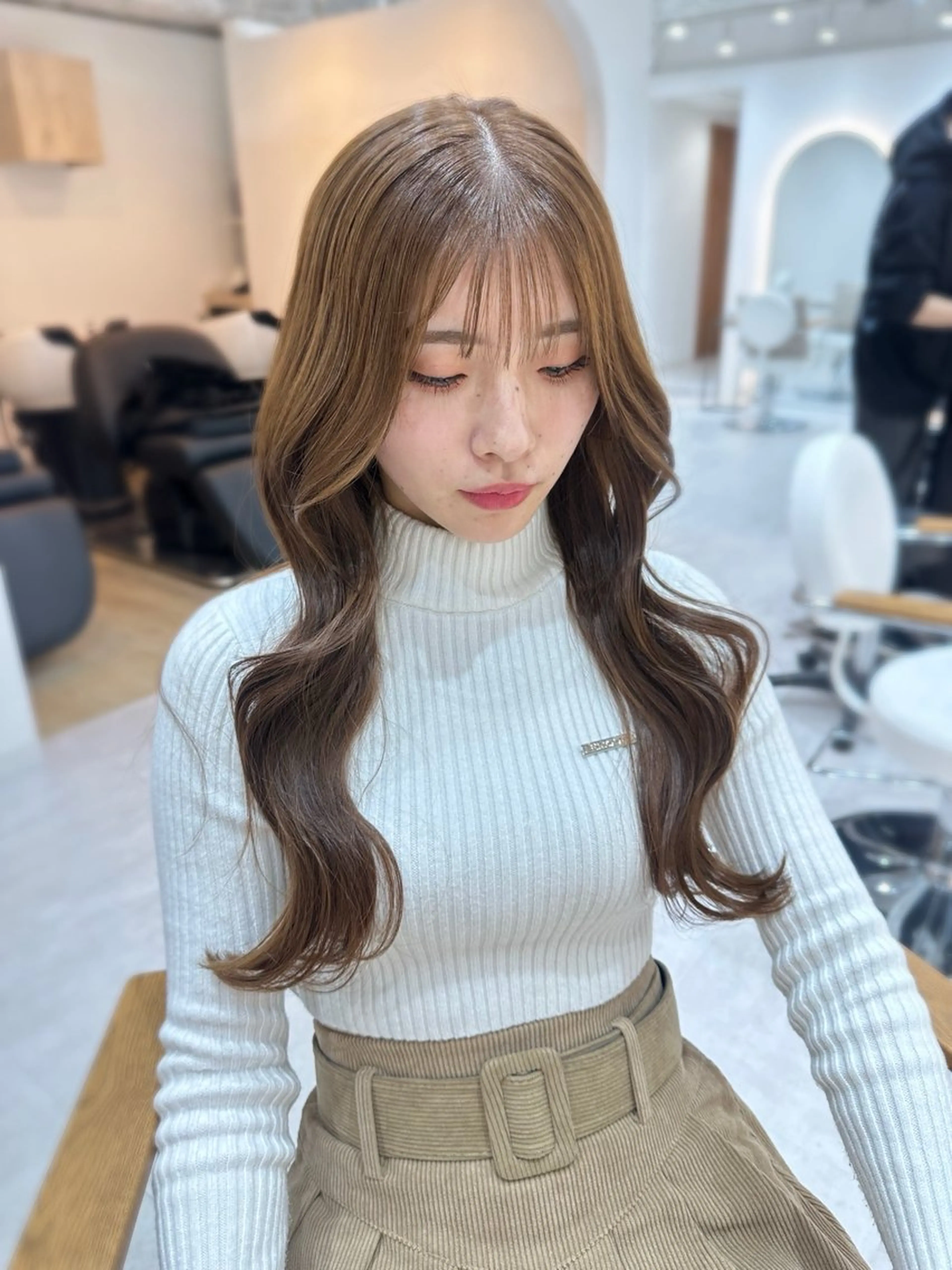 セミロング くびれヘア 顔まわりレイヤー 顔周りカット ハイライト 髪質改善 韓国ヘア顔周りカット 艶髪ベージュtamaのヘアスタイル