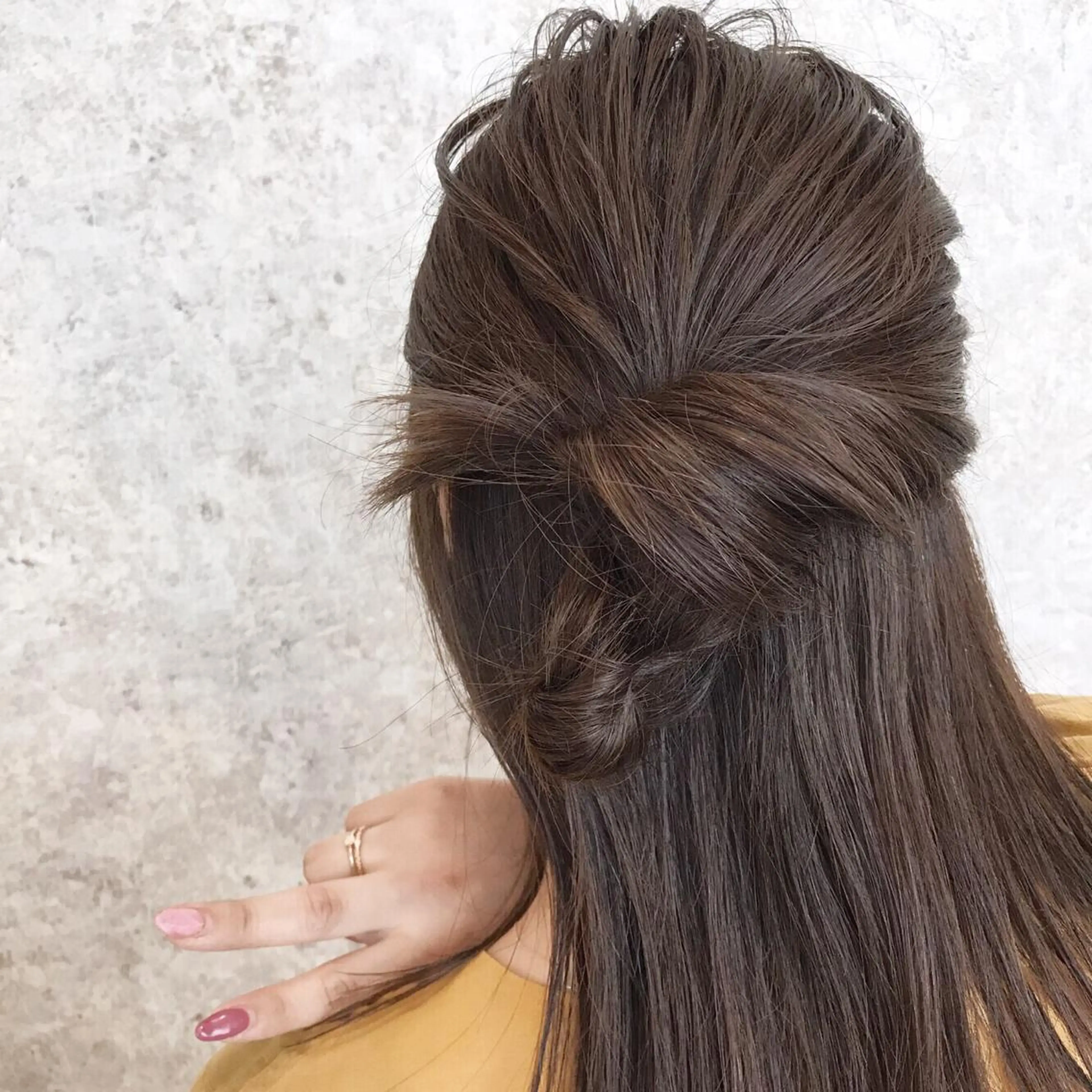 セミロング カラー ベージュカラー イルミナカラー HARUNA🤍 大人ショートヘアのヘアスタイル