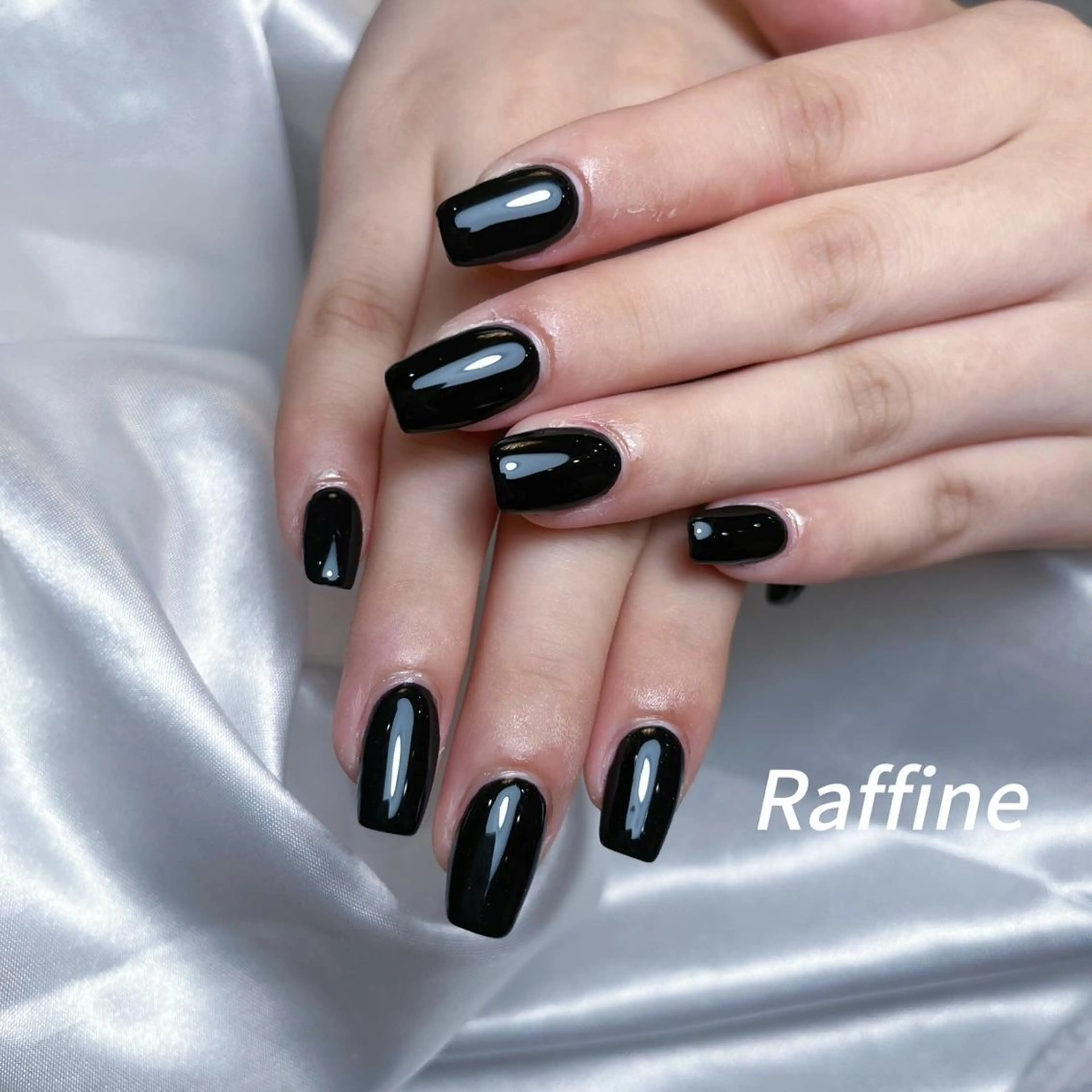 ネイル ハンドネイル RAFFINE 月🦋🩵のネイルデザイン