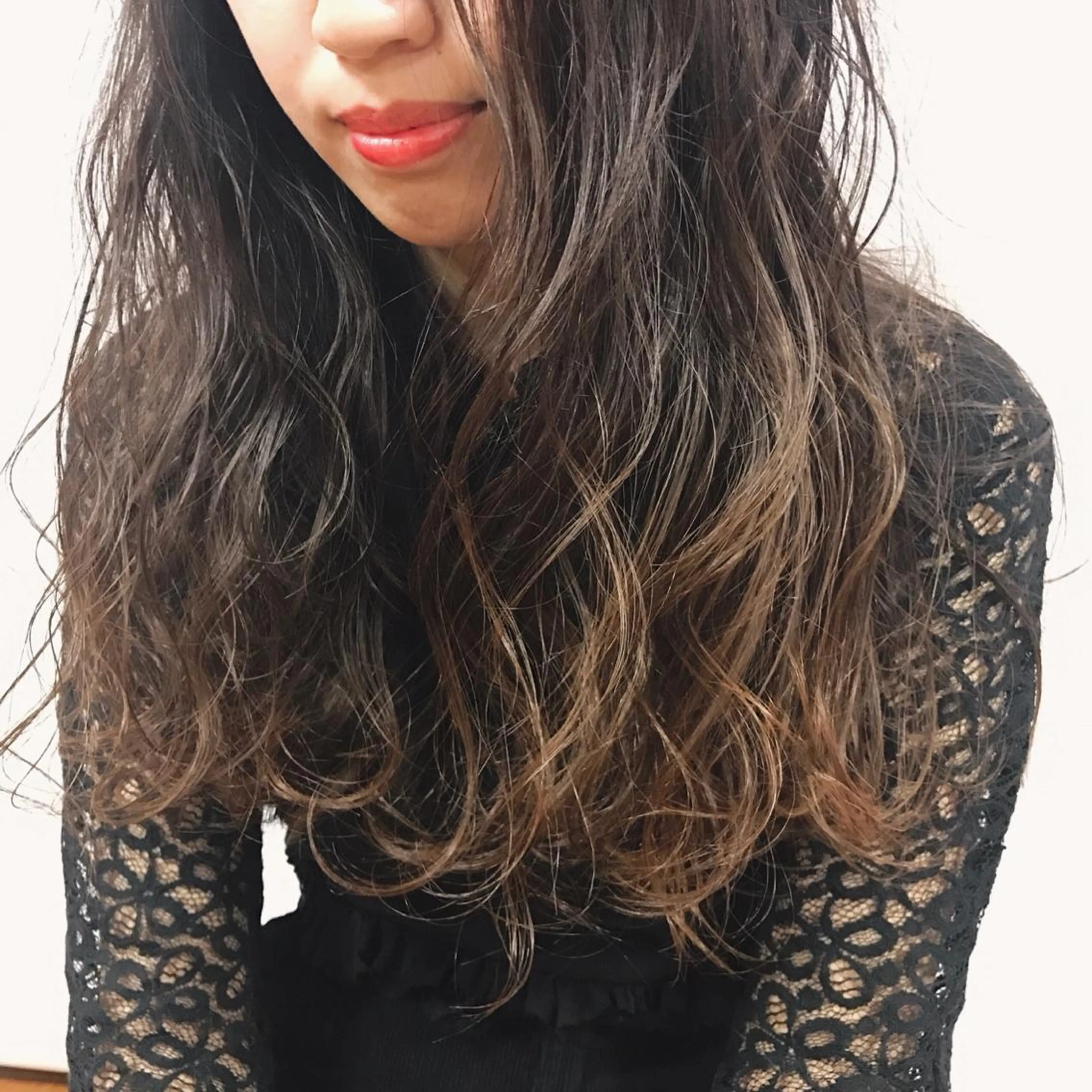 カラー スナコザワ レナのヘアスタイル