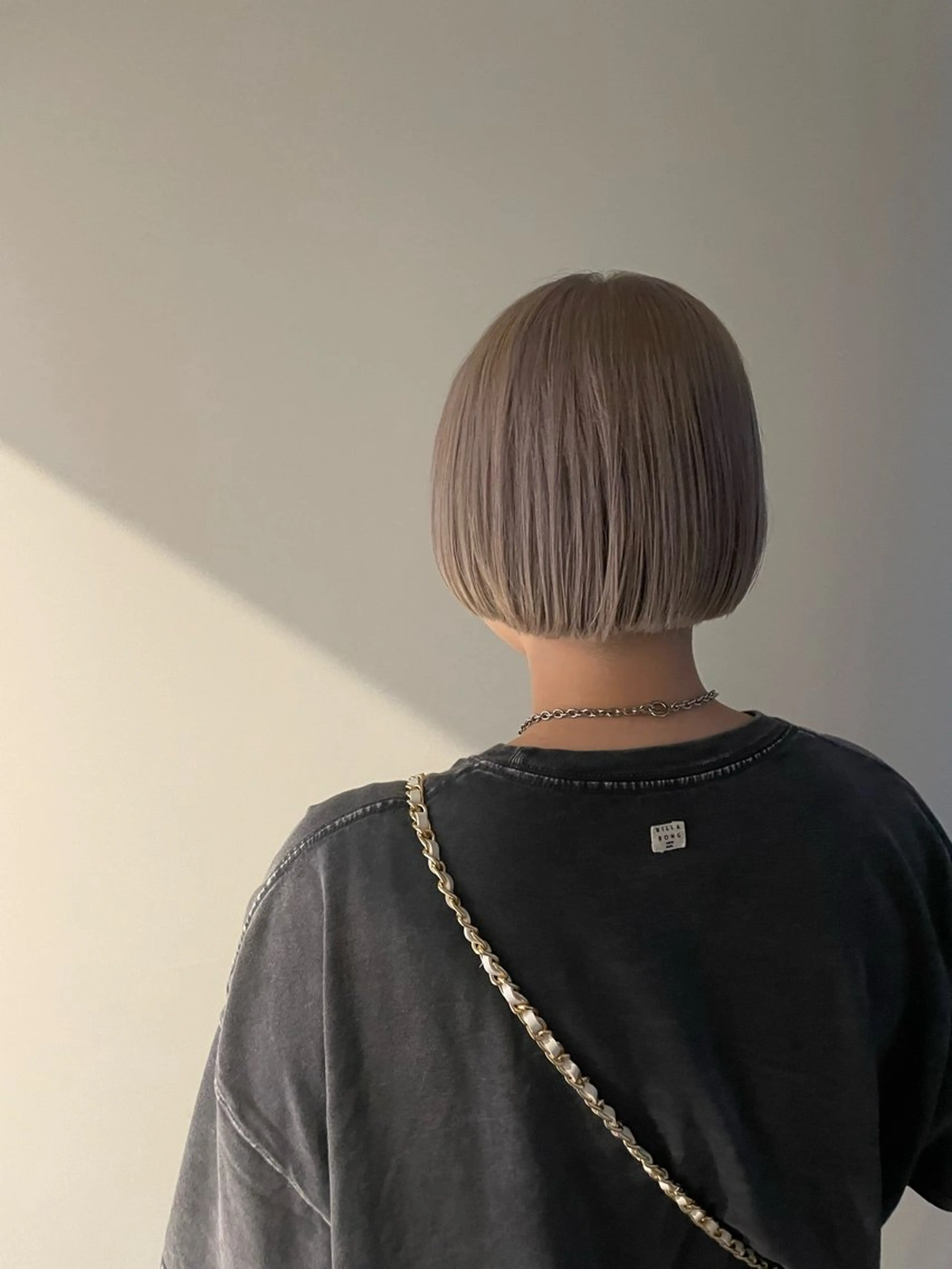 ショート カラー ベージュカラー ブリーチ ミルクティーベージュ ニュアンスカラー🫧 加納のヘアスタイル