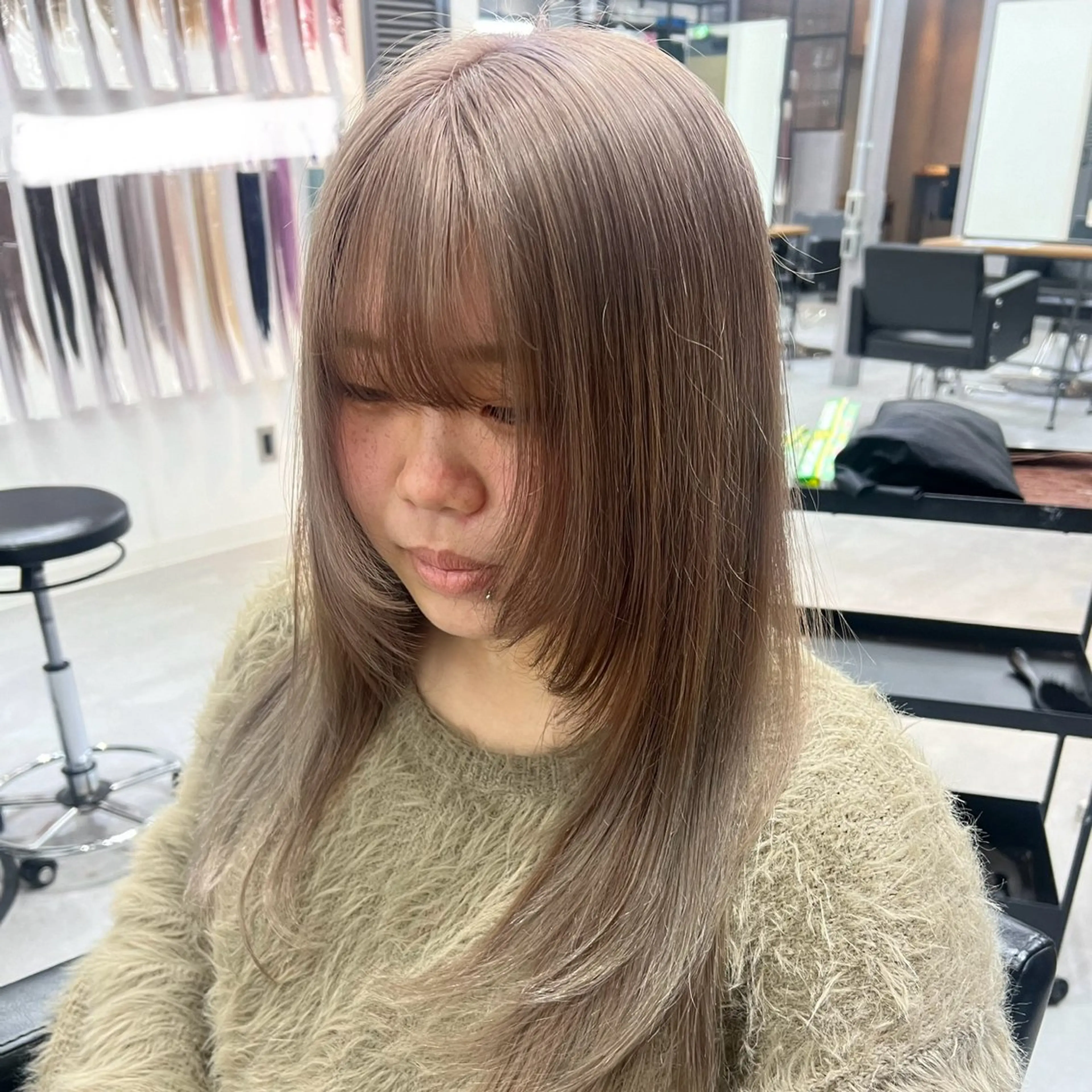 ロング カラー ベージュカラー ブリーチ 透明感カラー デザインカラー ダブルカラー いろあそび所属・ショート/ウルフ カットモデル募集のヘアスタイル