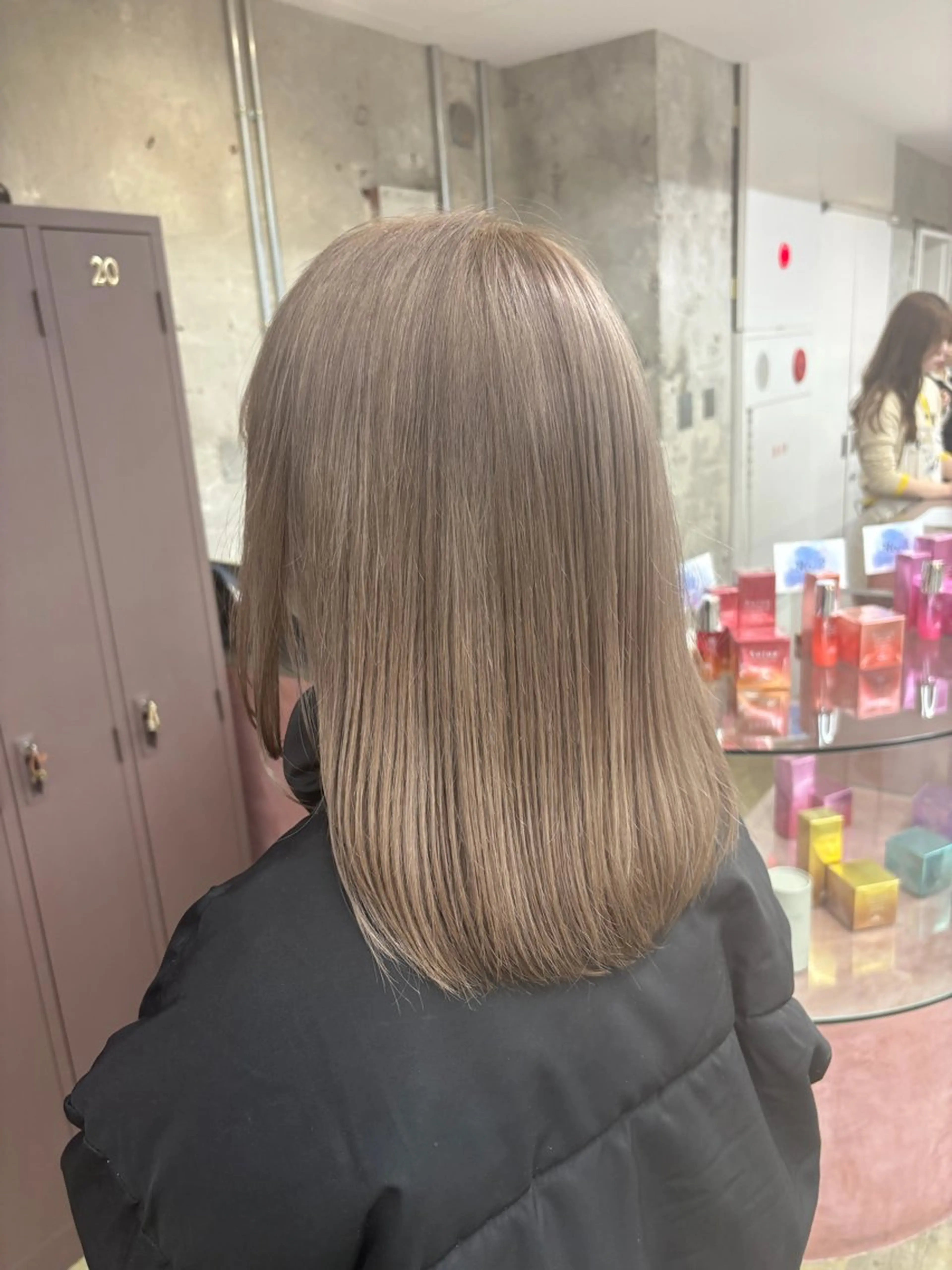 ミディアム カット ヘアカラー 鈴木瑛里／ブロンド ベージュ／男女のヘアスタイル