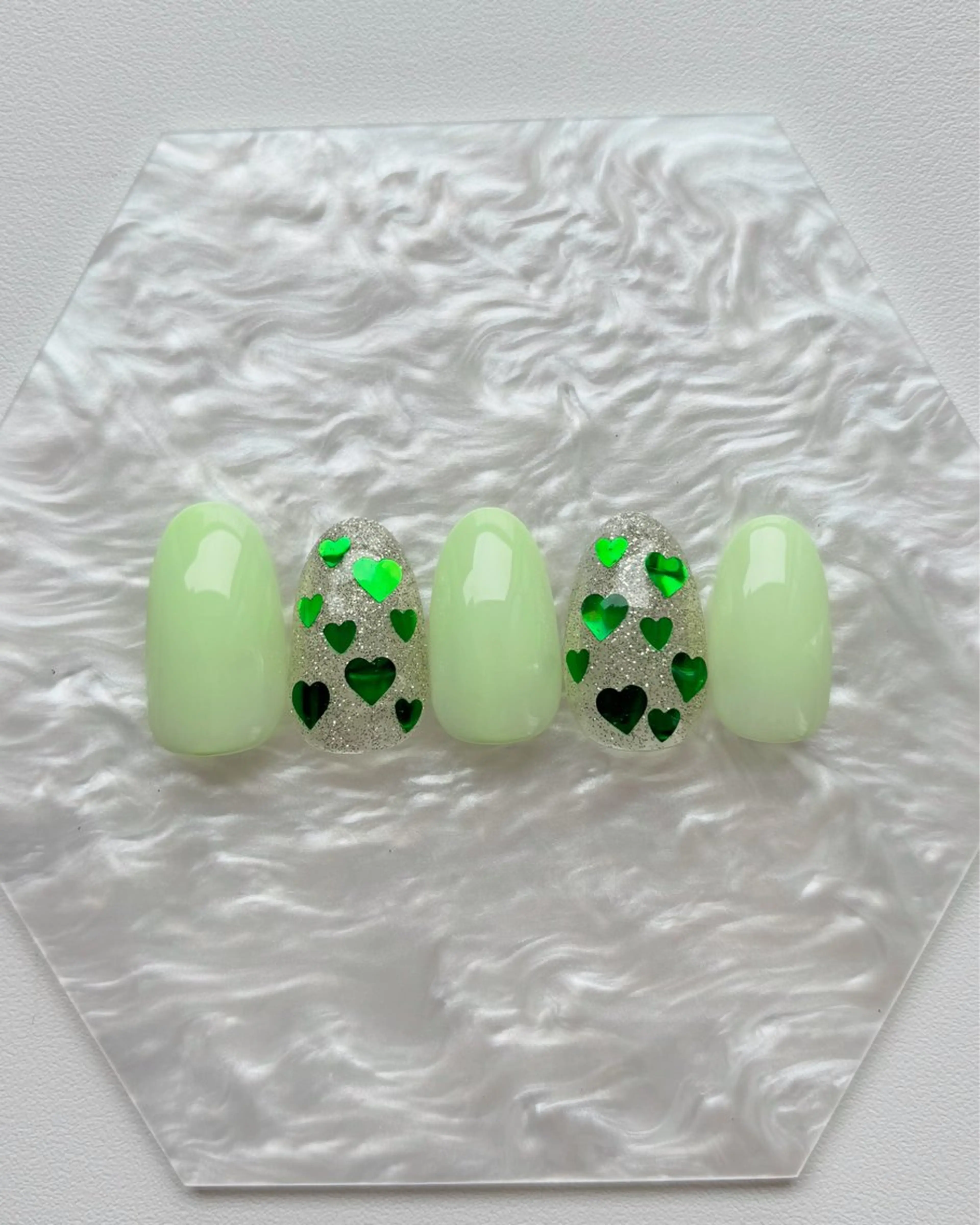 ネイル アートネイル グリーン ハート ハンドネイル ちゅるんネイル🎀 Yuriのネイルデザイン