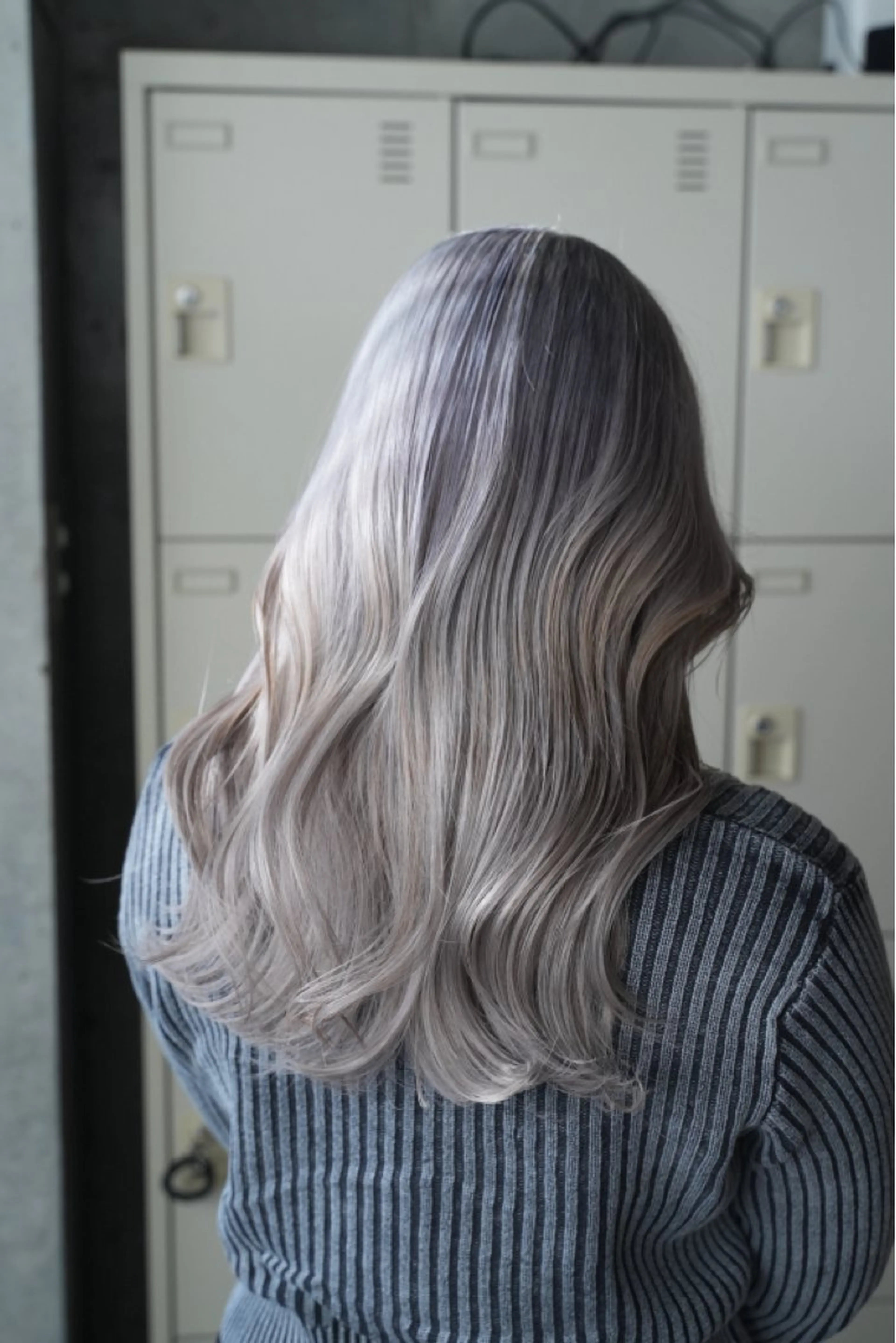 カラー ブリーチ ウルフとデザイン カラーの神のヘアスタイル