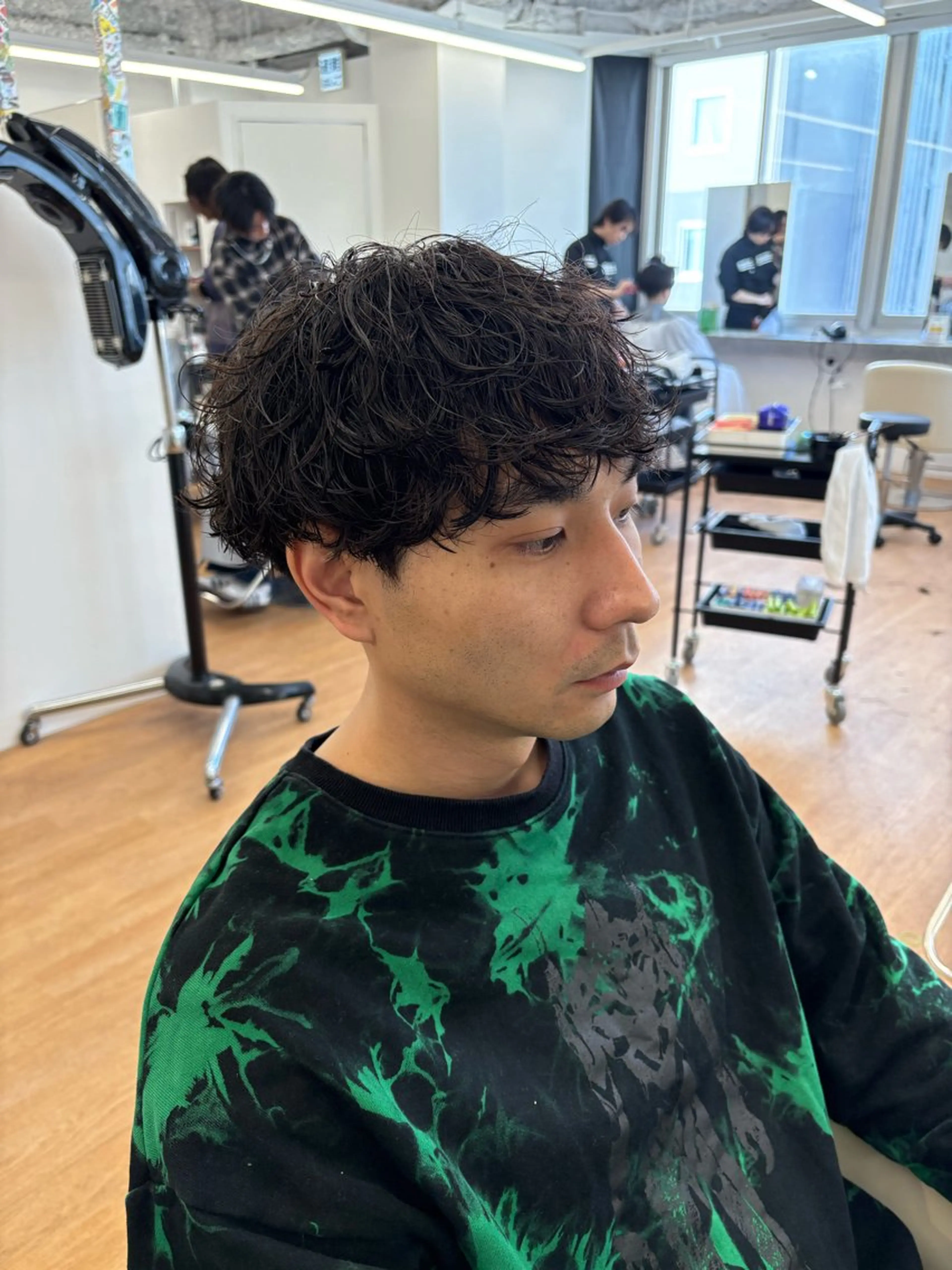 ミディアム パーマ メンズ ミディアムパーマ センターパート ダウンパーマ フェザーパーマ カルマパーマ カット become men's hair 名駅店所属・名駅/フェザーパーマ 韓国ヘア/森岡のヘアスタイル