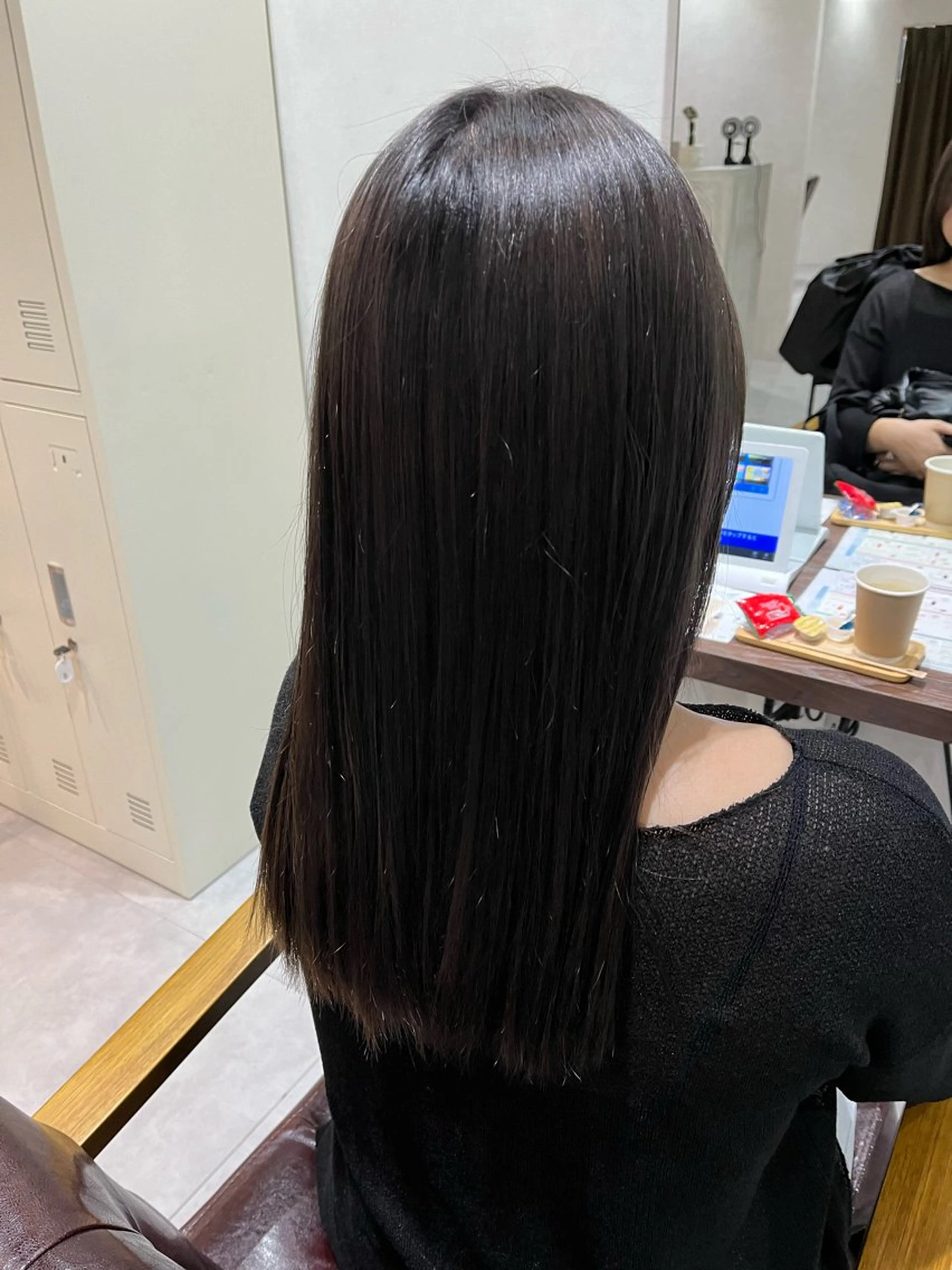 カラー ブリーチ ダークグレー 佐藤 香苗のヘアスタイル