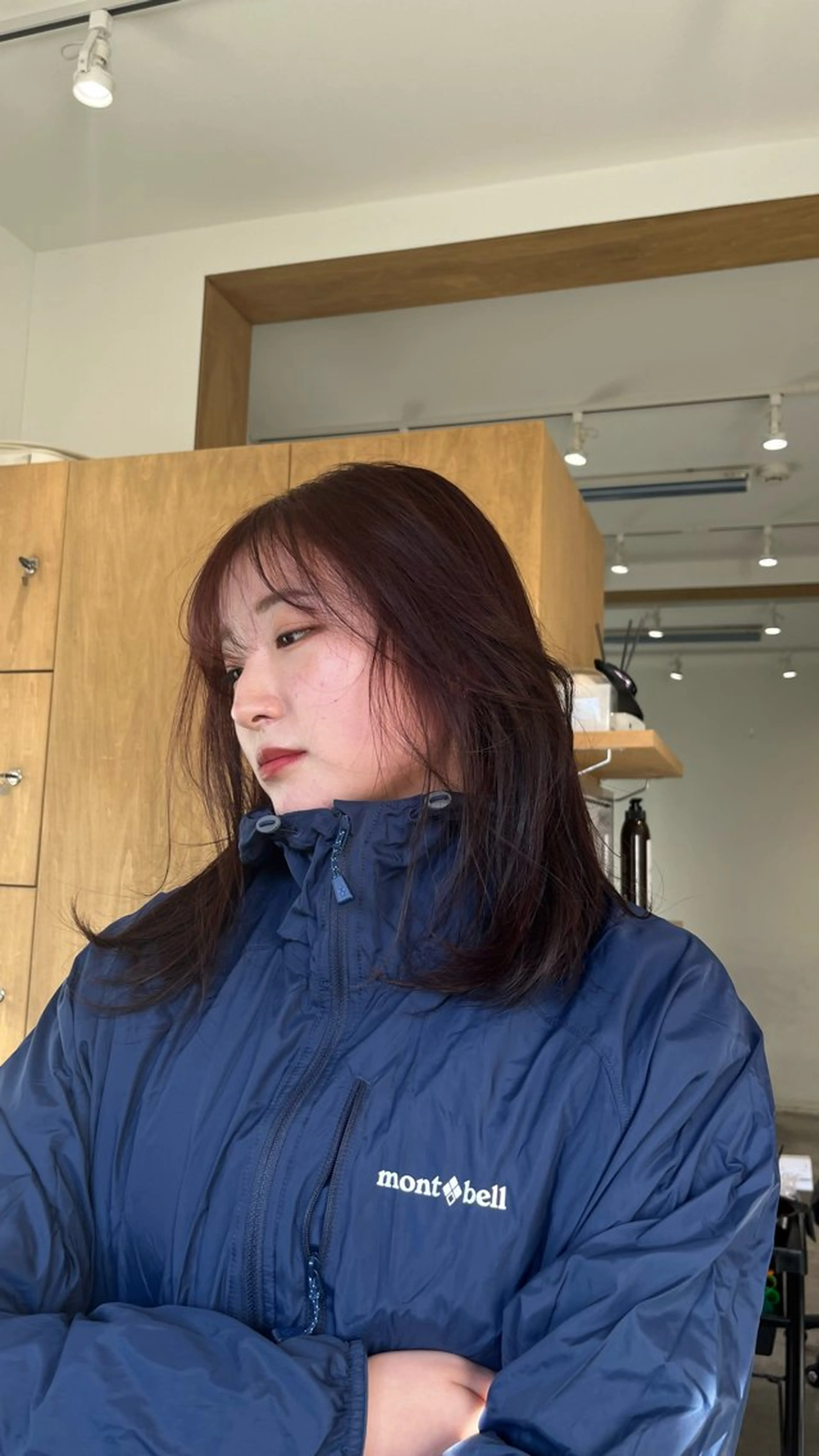 ミディアム カラー ブリーチ ブリーチなしカラー YUI／レイヤー カット/透明感カラーのヘアスタイル