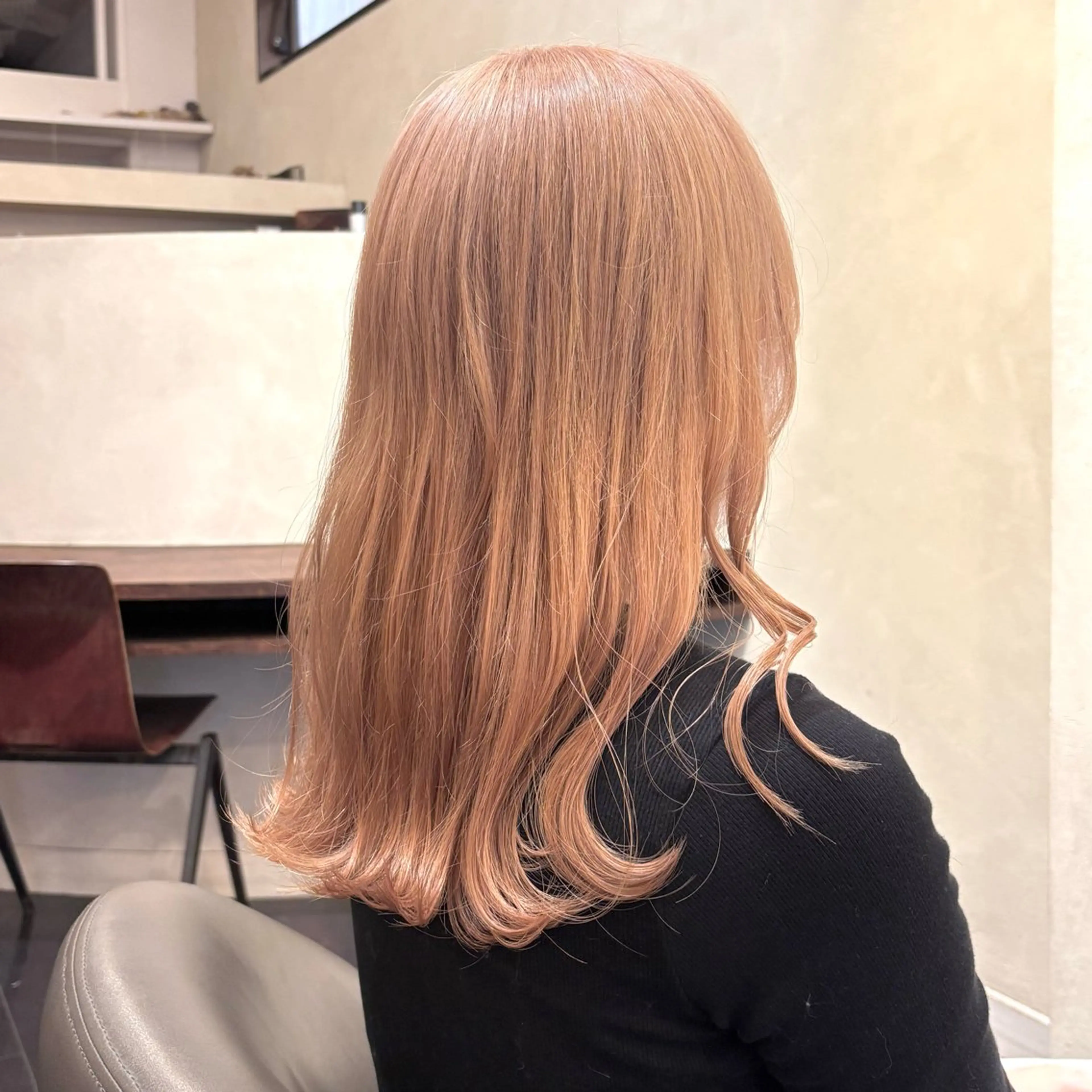 ロング カラー ベージュカラー ブリーチ ミルクティーベージュ カット ヘアカラー roost 優のヘアスタイル