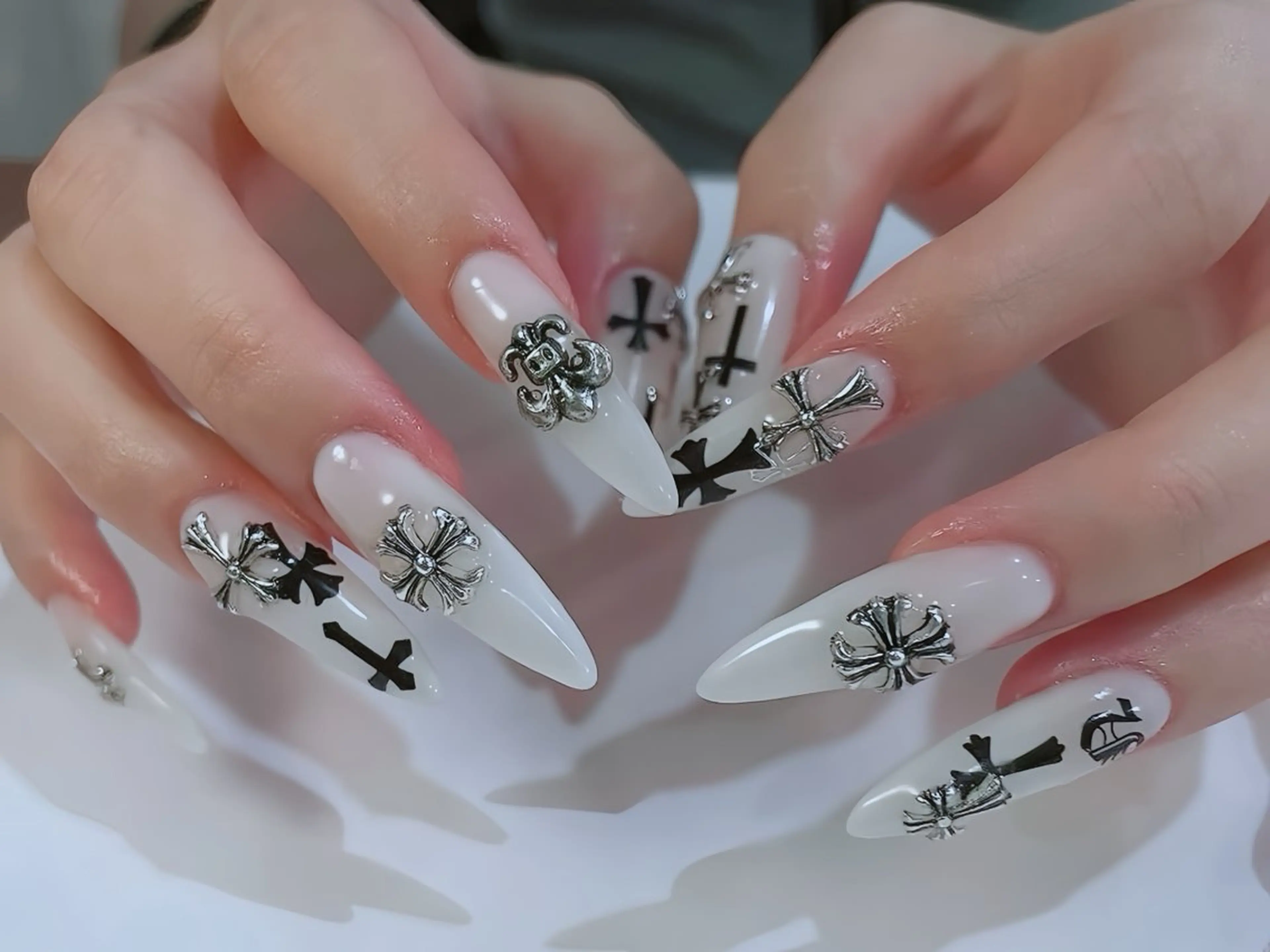 ネイル チークネイル フレンチネイル ガラスフレンチ グラデーション キラキラネイル Rin Nail 新大久保店のネイルデザイン