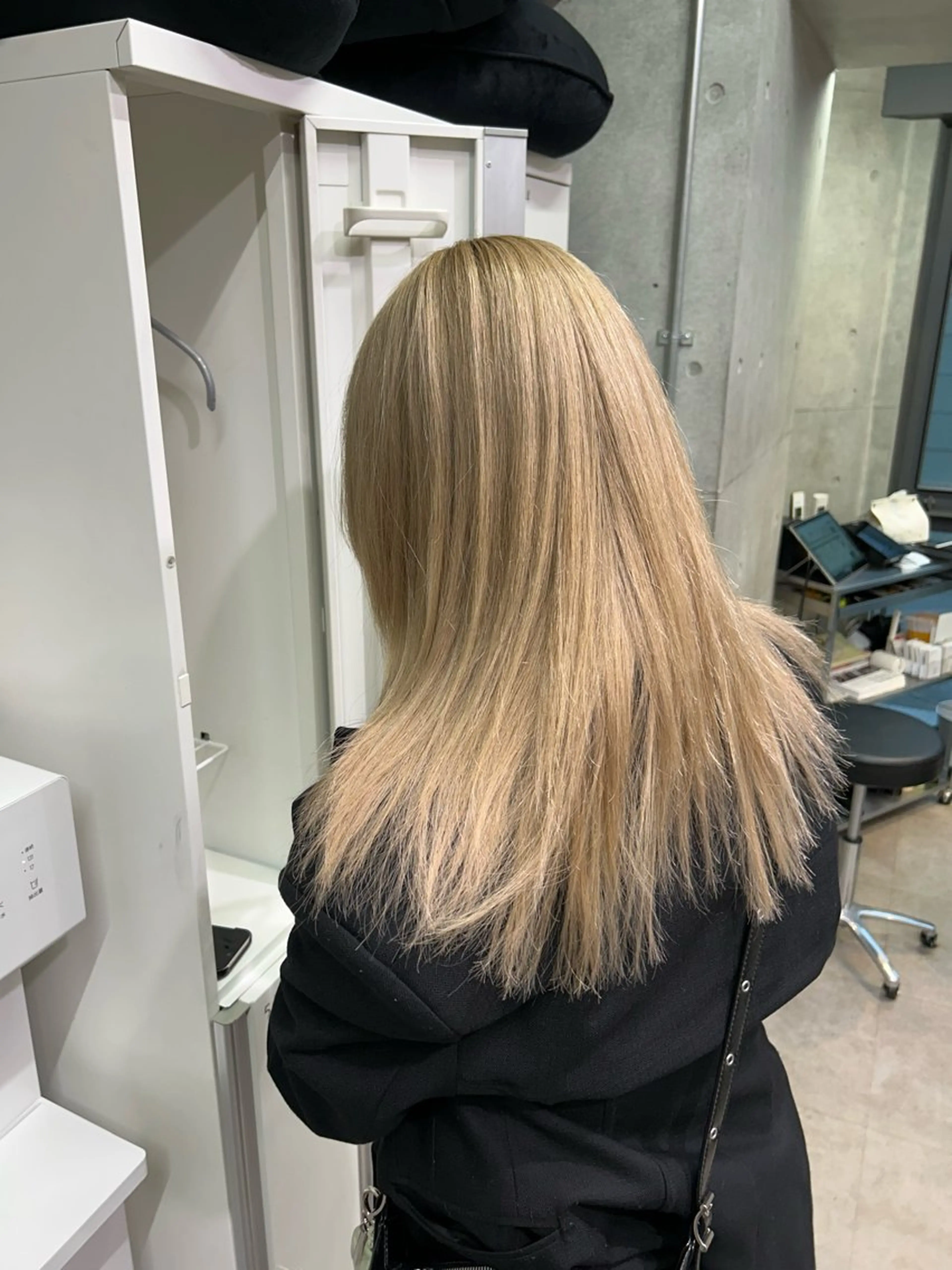 セミロング カラー ブリーチ 抜きっぱなしブロンド ブロンド ケアブリーチ デザインカラー ヘアカラー トリートメント レイヤー/ブロンド 透明感カラー/ヒロトのヘアスタイル