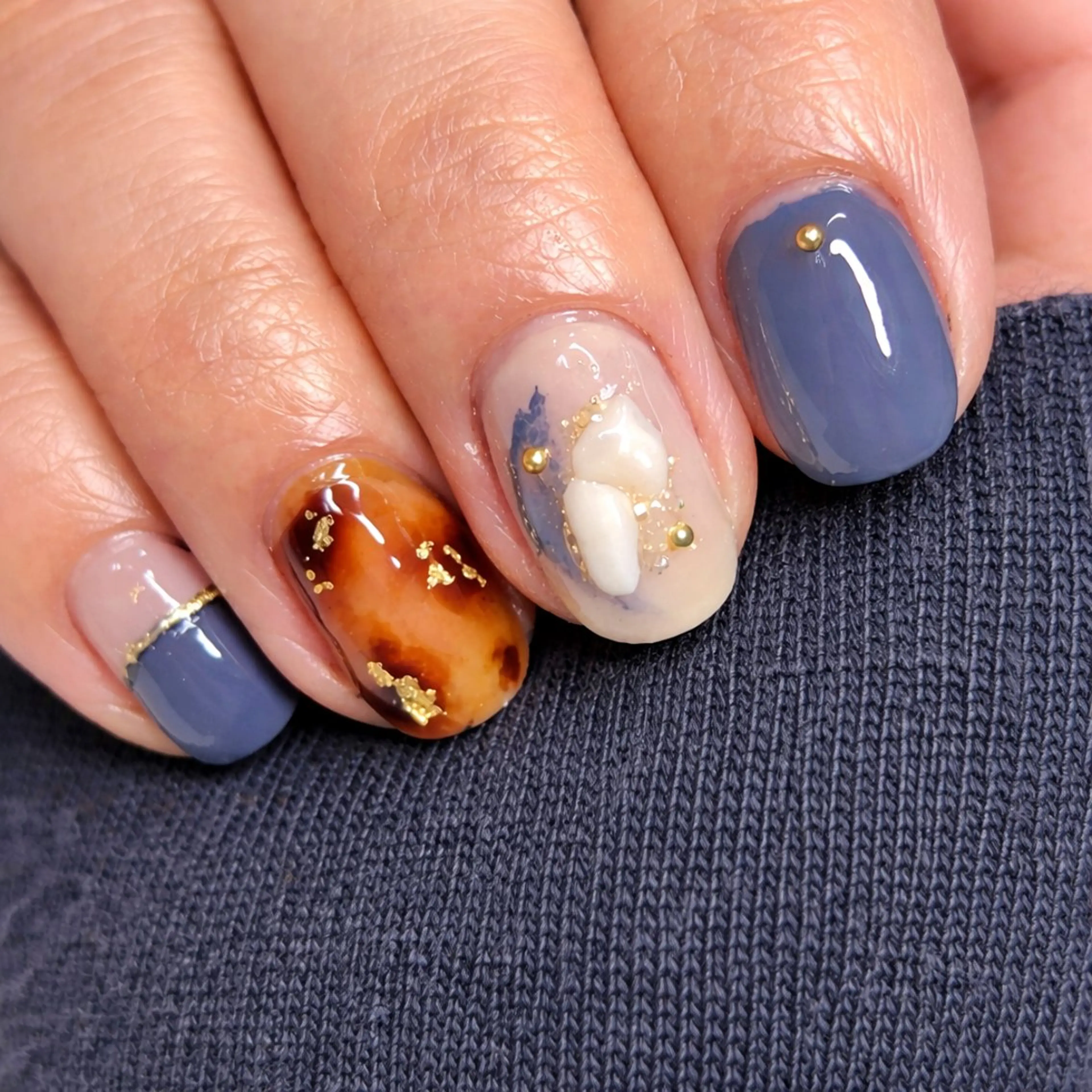 ネイル べっ甲ネイル ブルー ゴールド ニュアンスネイル ハンドネイル Kii nailのネイルデザイン
