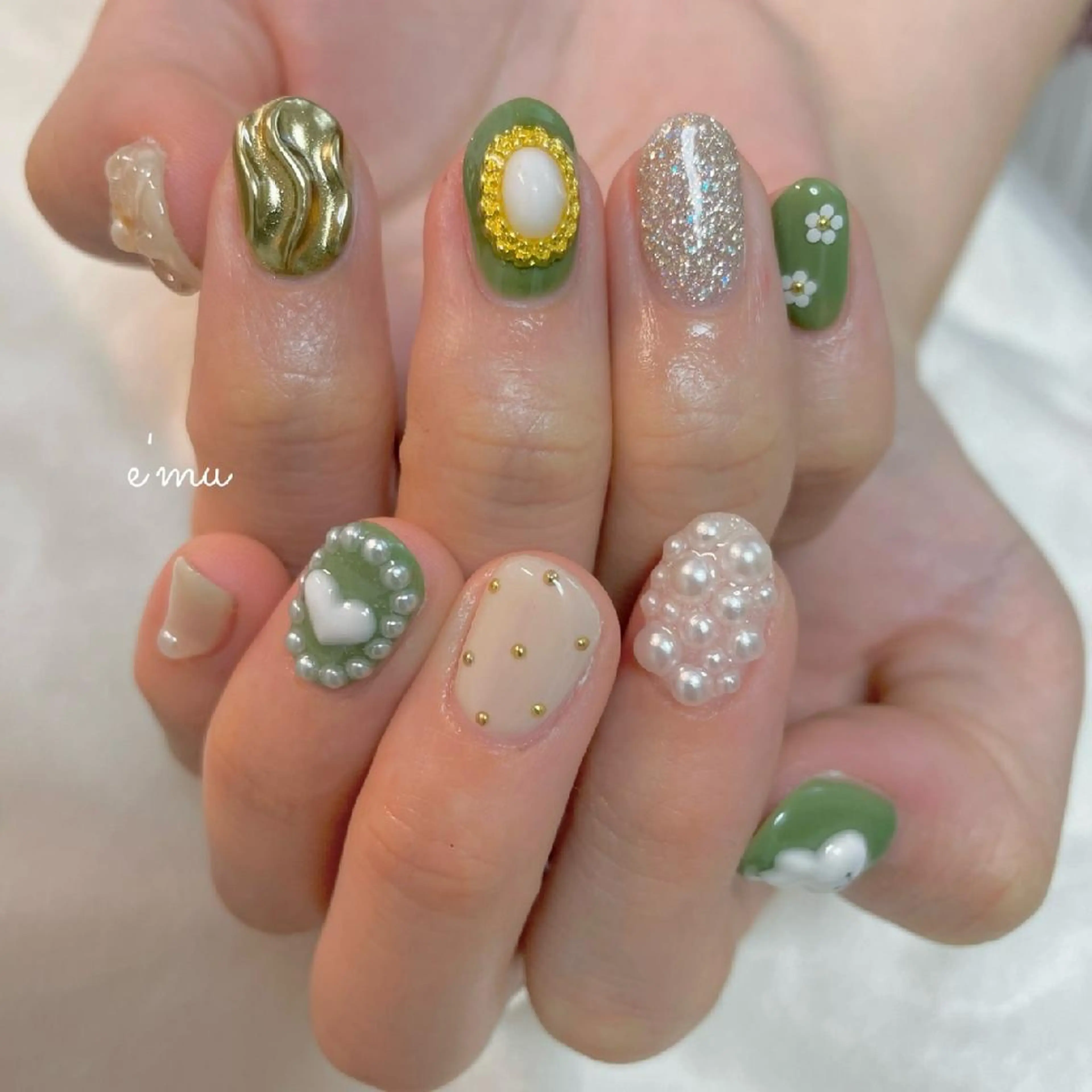ネイル グリーン キラキラネイル ミラーネイル 春ネイル nail salon e'mu💐のネイルデザイン