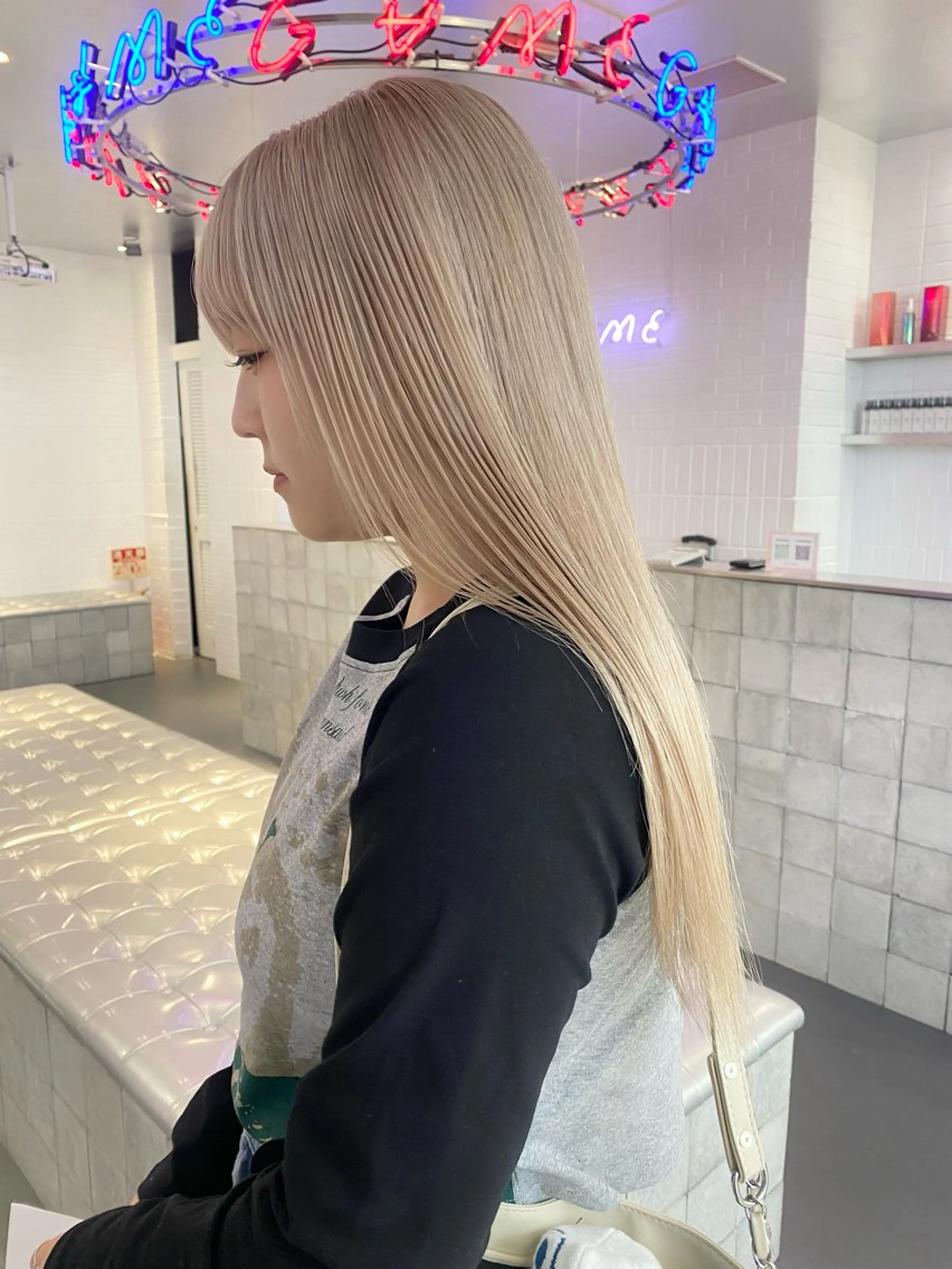 ミディアム カラー ヘアアレンジ ベージュカラー シルバー シルバーベージュ ホワイトベージュ カット ヘアカラー トリートメント 🎨ハイトーン/ 切りっぱなし みつきのヘアスタイル