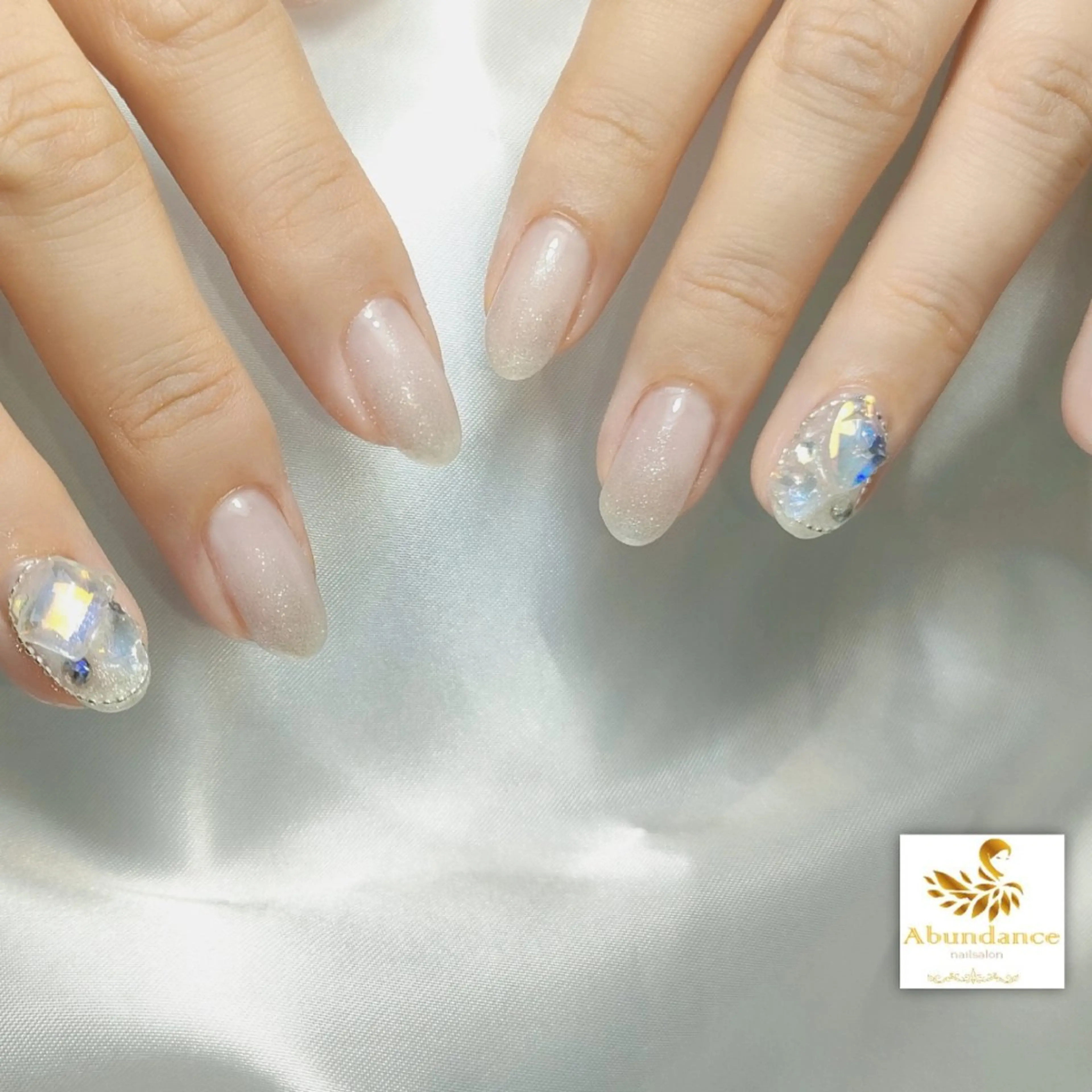 ネイル ラメ(グリッター) ワンカラーネイル シルバー シンプルネイル ホワイト ハンドネイル 完全予約制個室サロン Abundancesのネイルデザイン