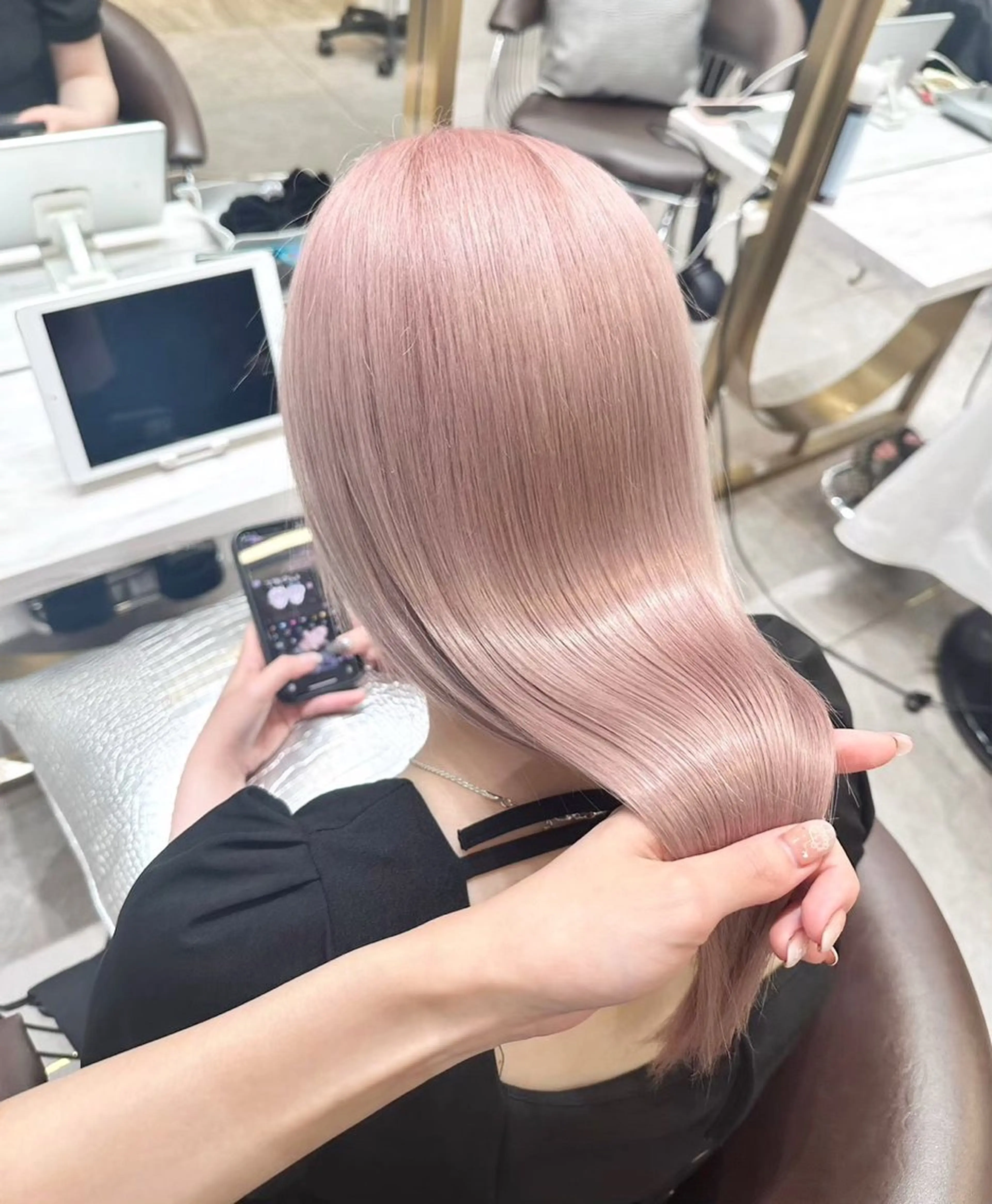 セミロング karin ボブハイトーンのヘアスタイル
