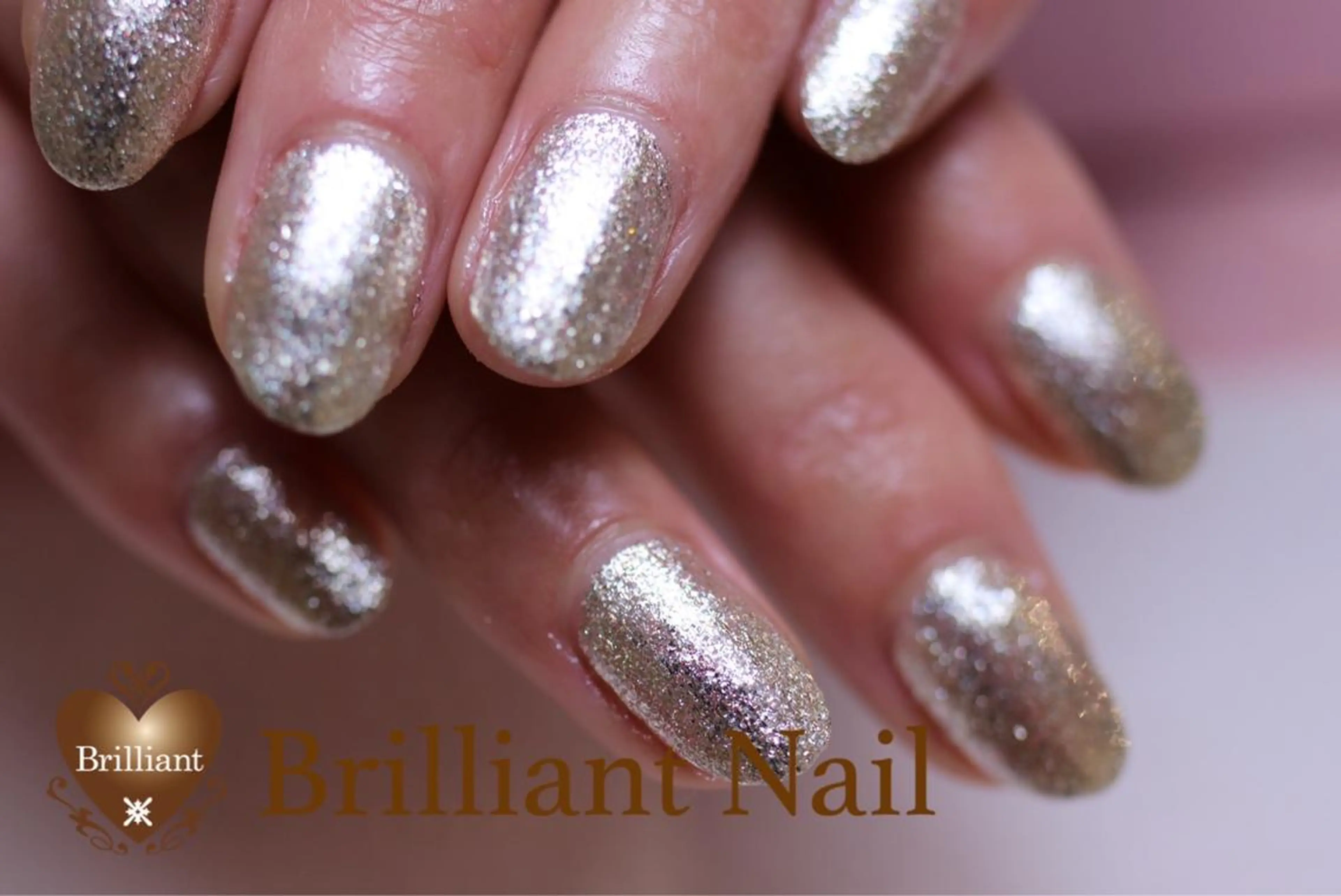 ネイル 成人式 ゴージャス キラキラネイル トータルビューティー サロンブリリアントのマツエク・マツパデザイン