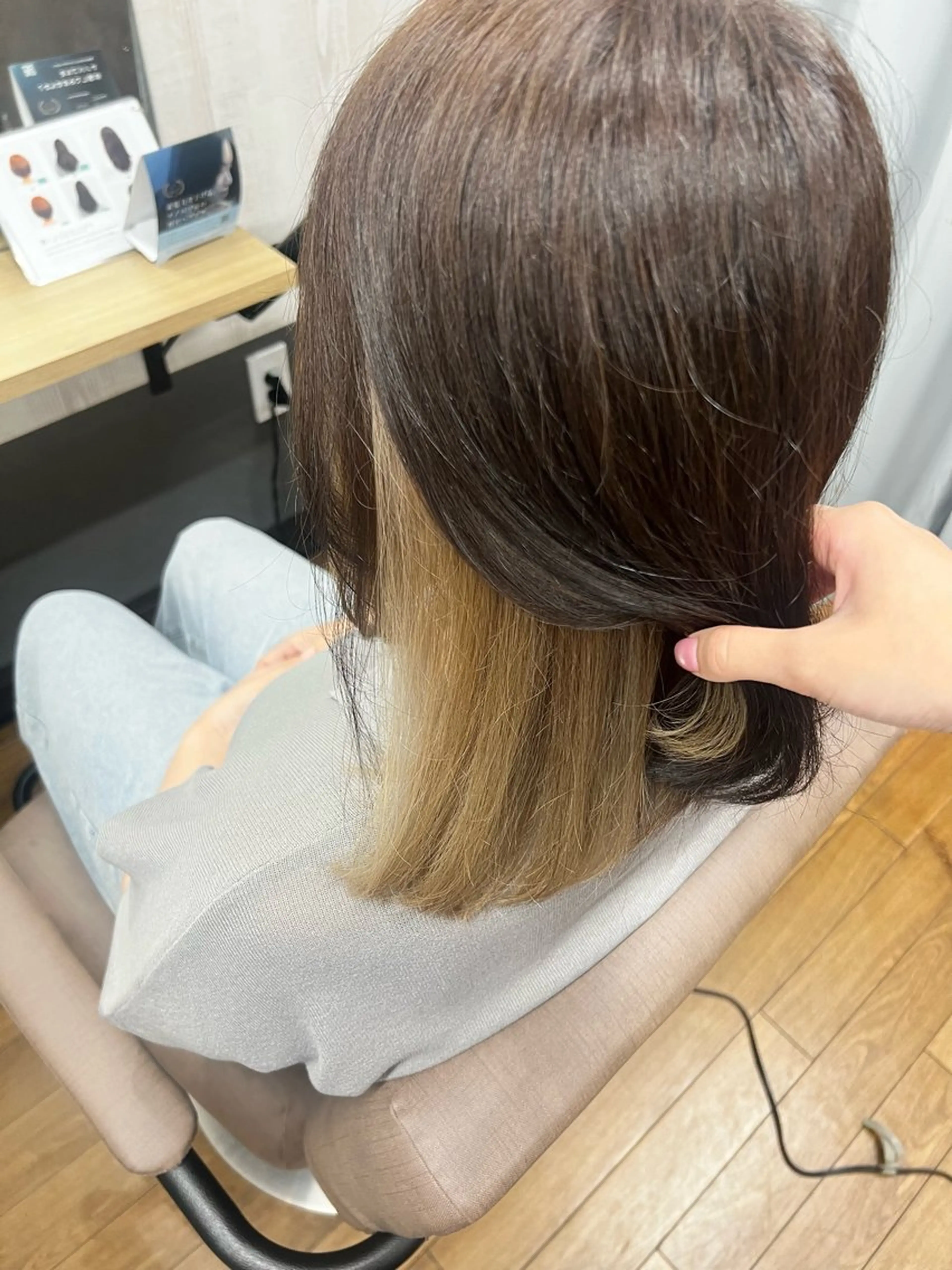 カラー 岡野 綾のヘアスタイル