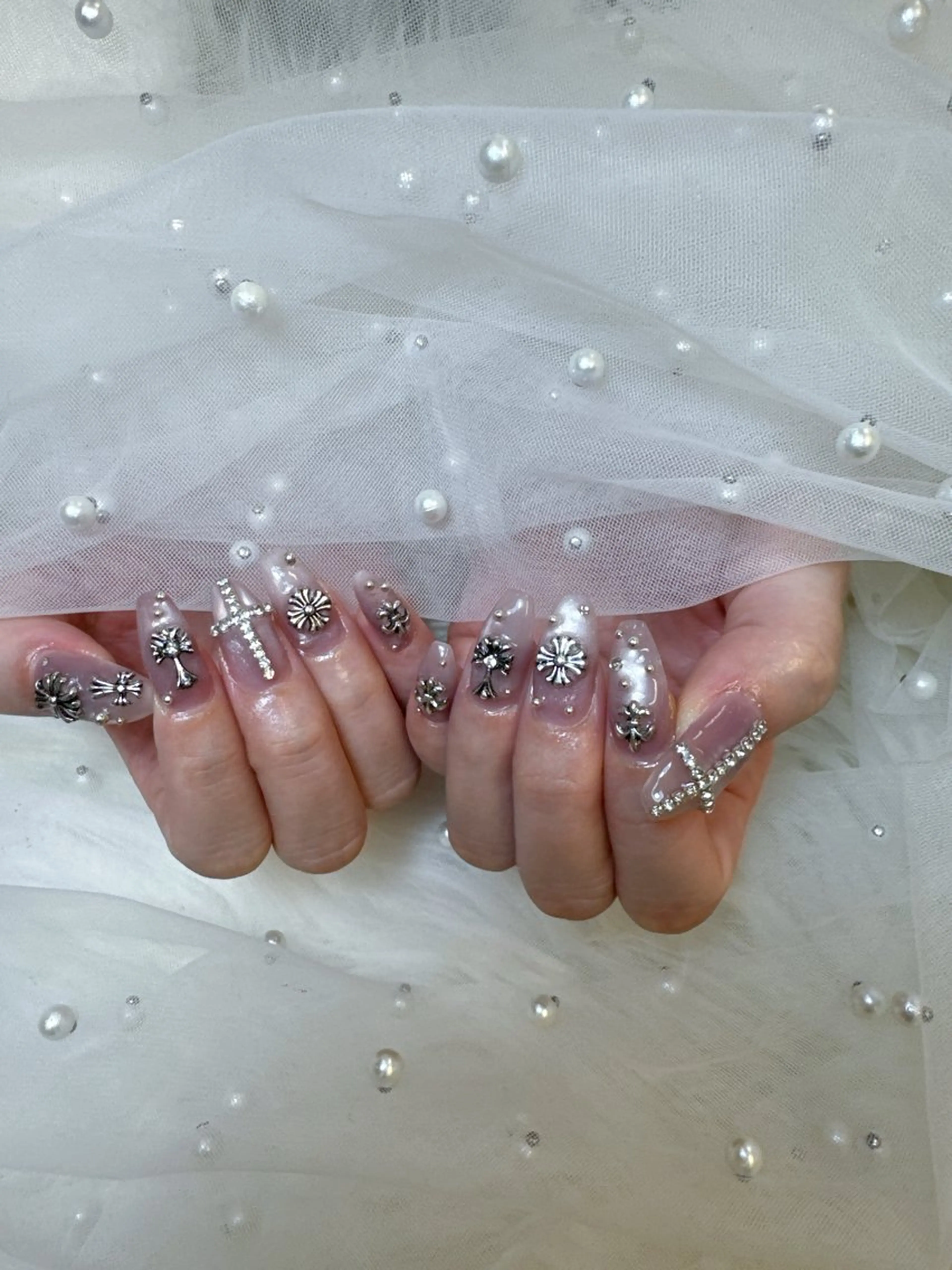 ネイル 成人式 フレンチネイル ジェルネイル ガラスフレンチ キラキラネイル ハンドネイル クイーンズネイル銀座所属・Queeens nailのネイルデザイン