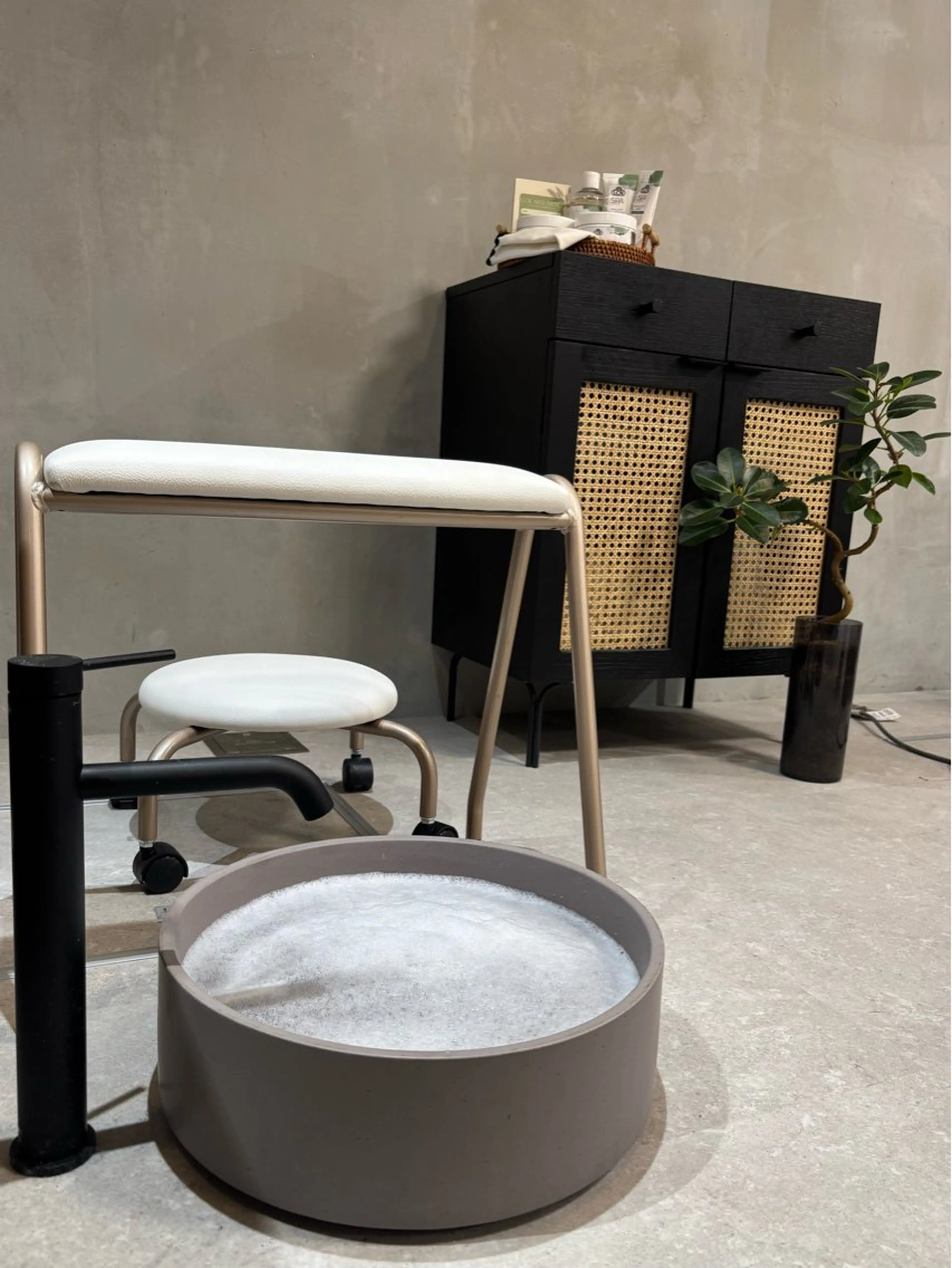 スペシャルフットケア🛁🫧爪形整え+甘皮ウォーターケア+足裏角質除去+スクラブピーリング+トリートメントマッサージ✨の写真