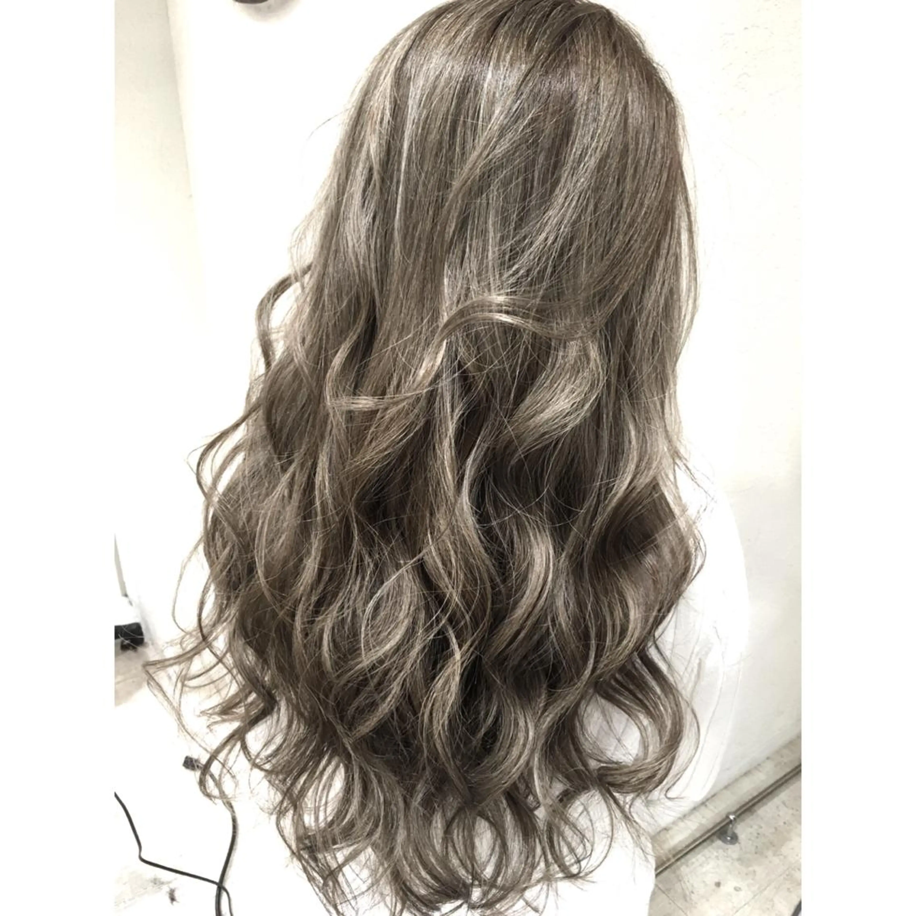 ロング カラー ベージュカラー ハイライトカラー 3Dハイライト ハイライト ヘアカラー トリートメント 井上 一平のヘアスタイル