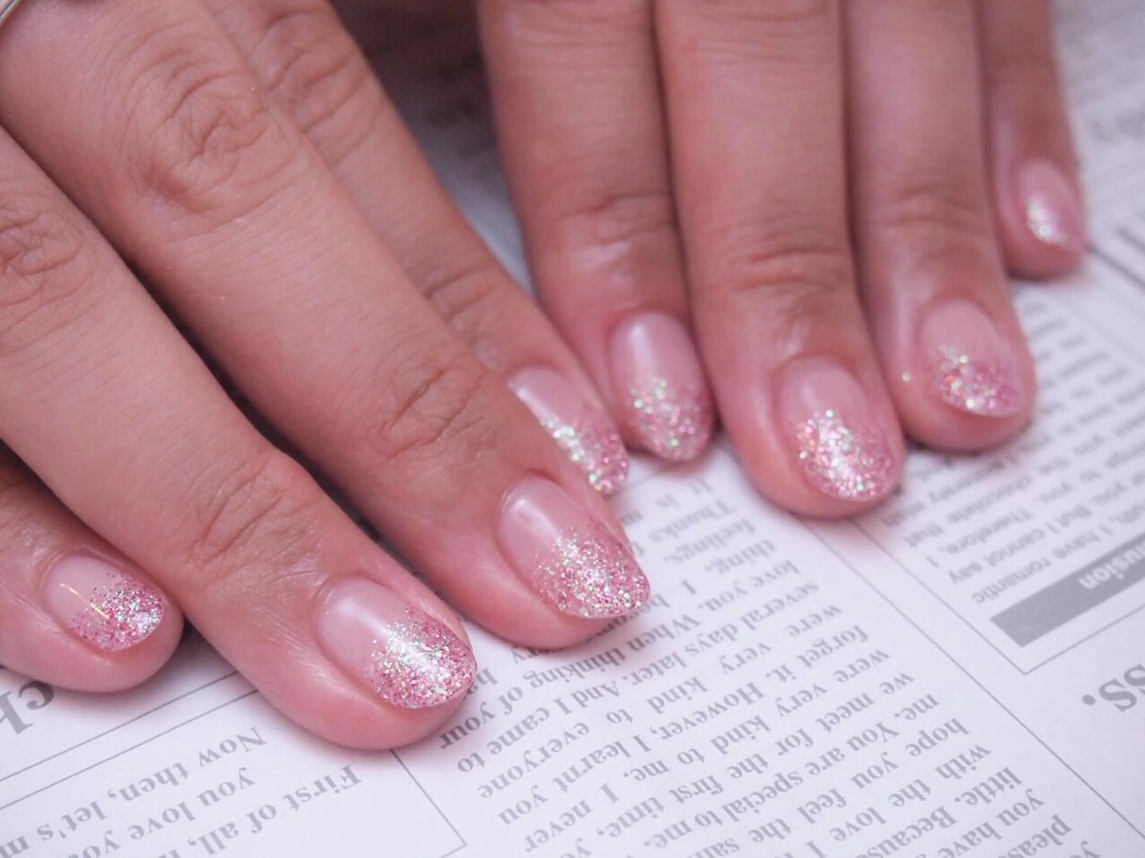 ネイル グラデーション ラメ(グリッター) ピンク シンプルネイル ホワイト NAIL'S MODAのネイルデザイン