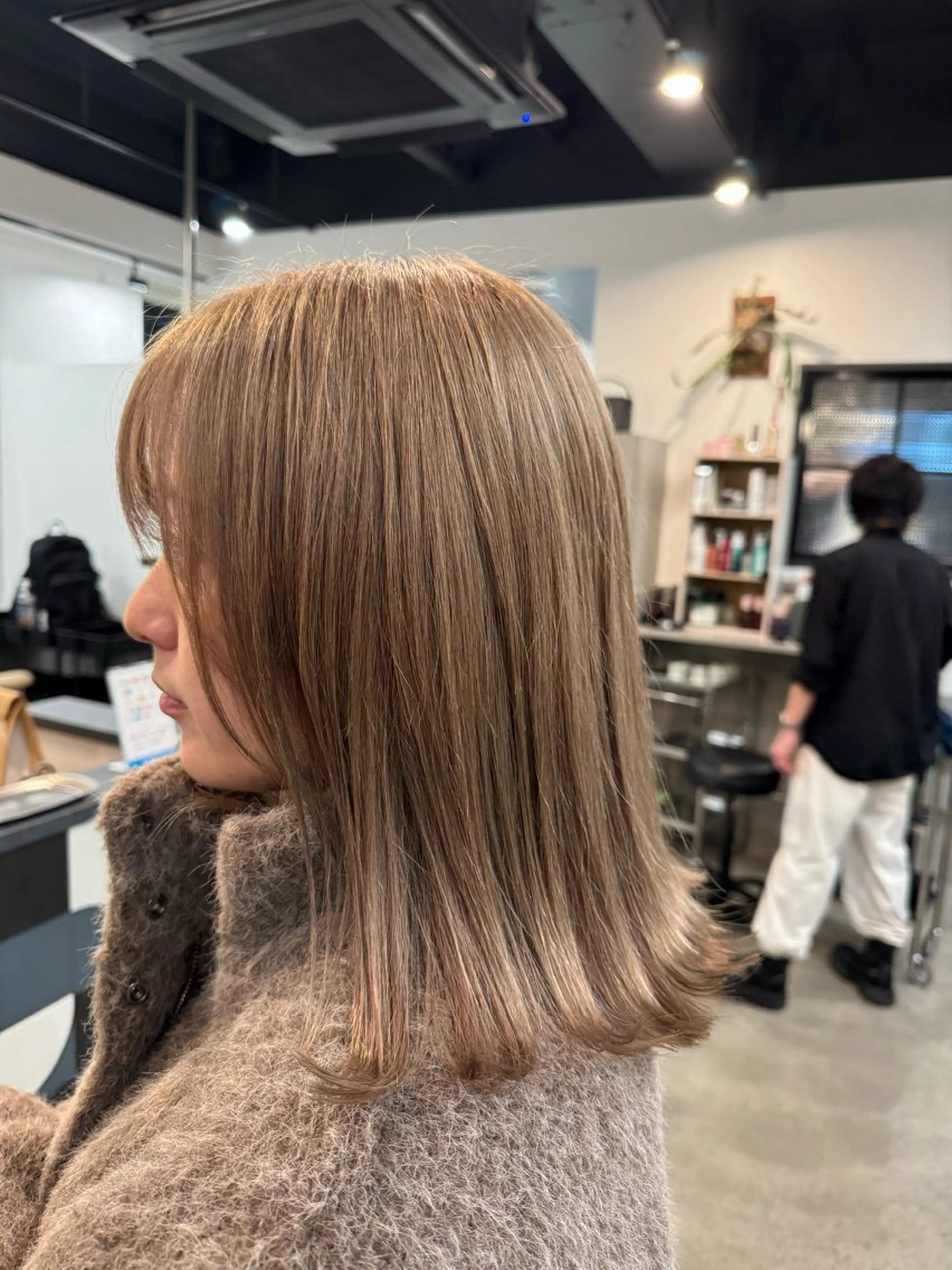 ミディアム カラー ベージュカラー シルバー ヘアカラー dog star 関 海斗のヘアスタイル