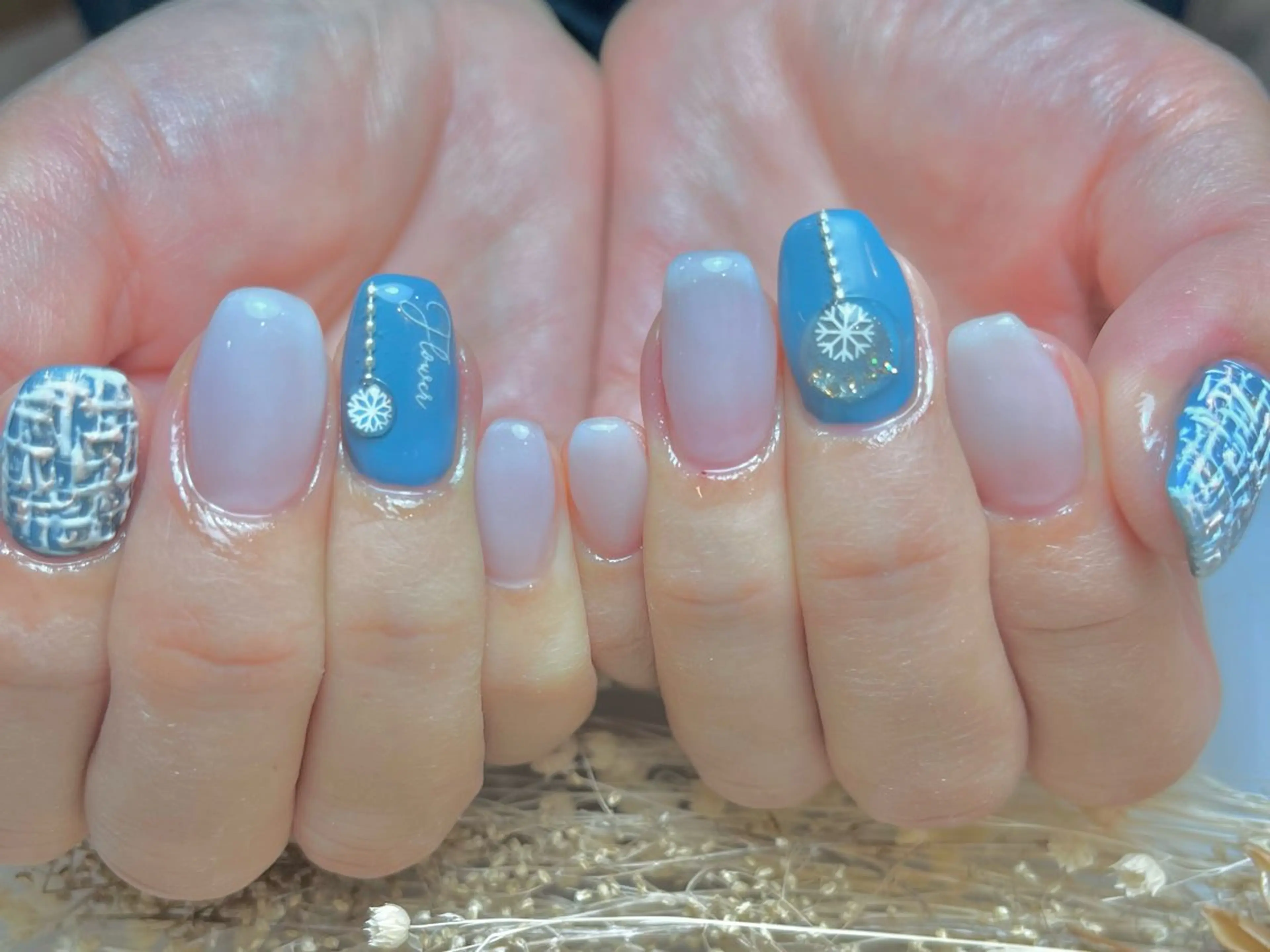 ネイル 冬ネイル クリスマス ハンドネイル ハンドケア Queen nail所属・QUEENNA IL JR寺田町1分のネイルデザイン