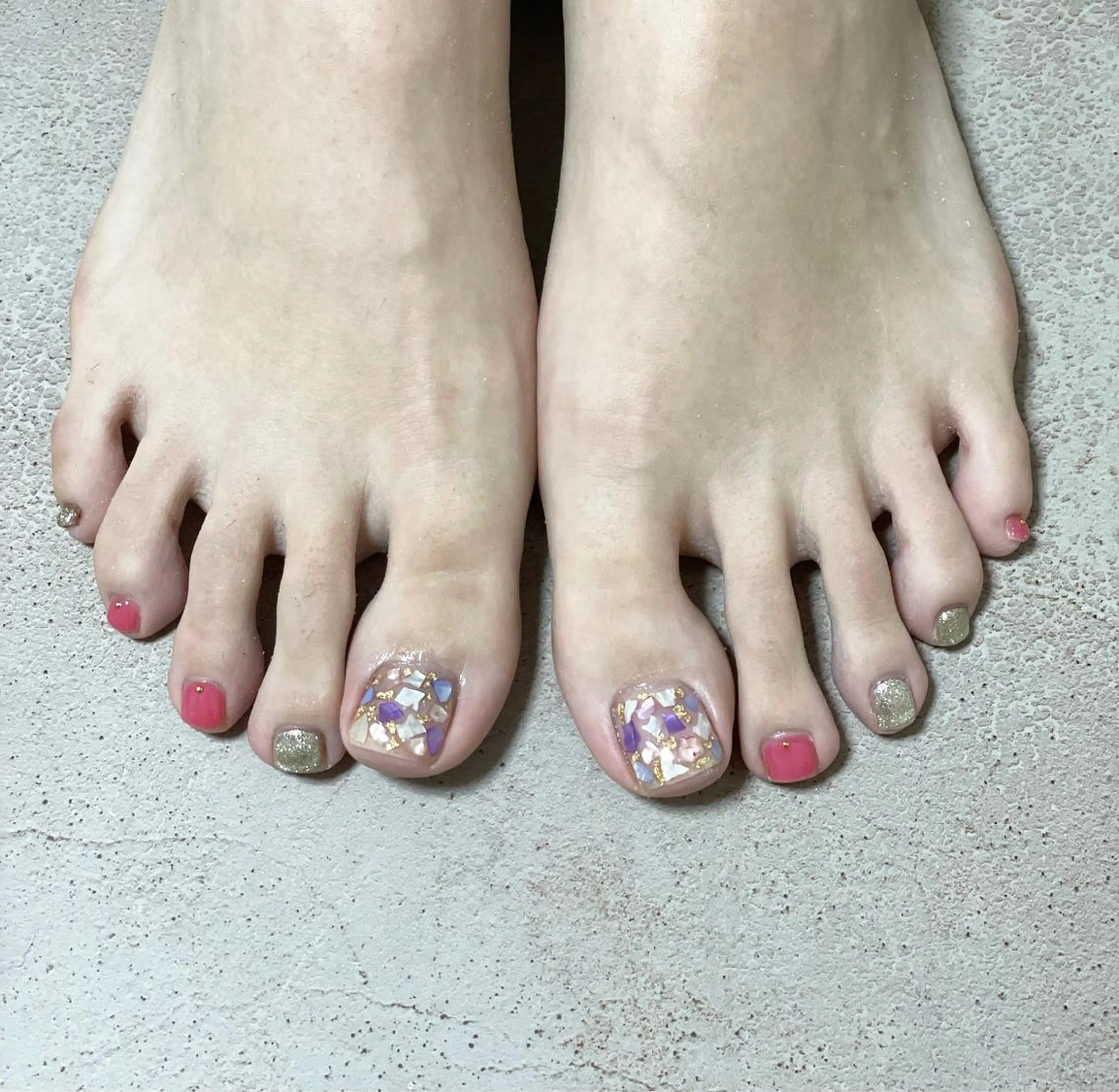 フットネイル　1​〜​2色までのベタ塗り　ストーン16粒まで（オフ込み）の写真