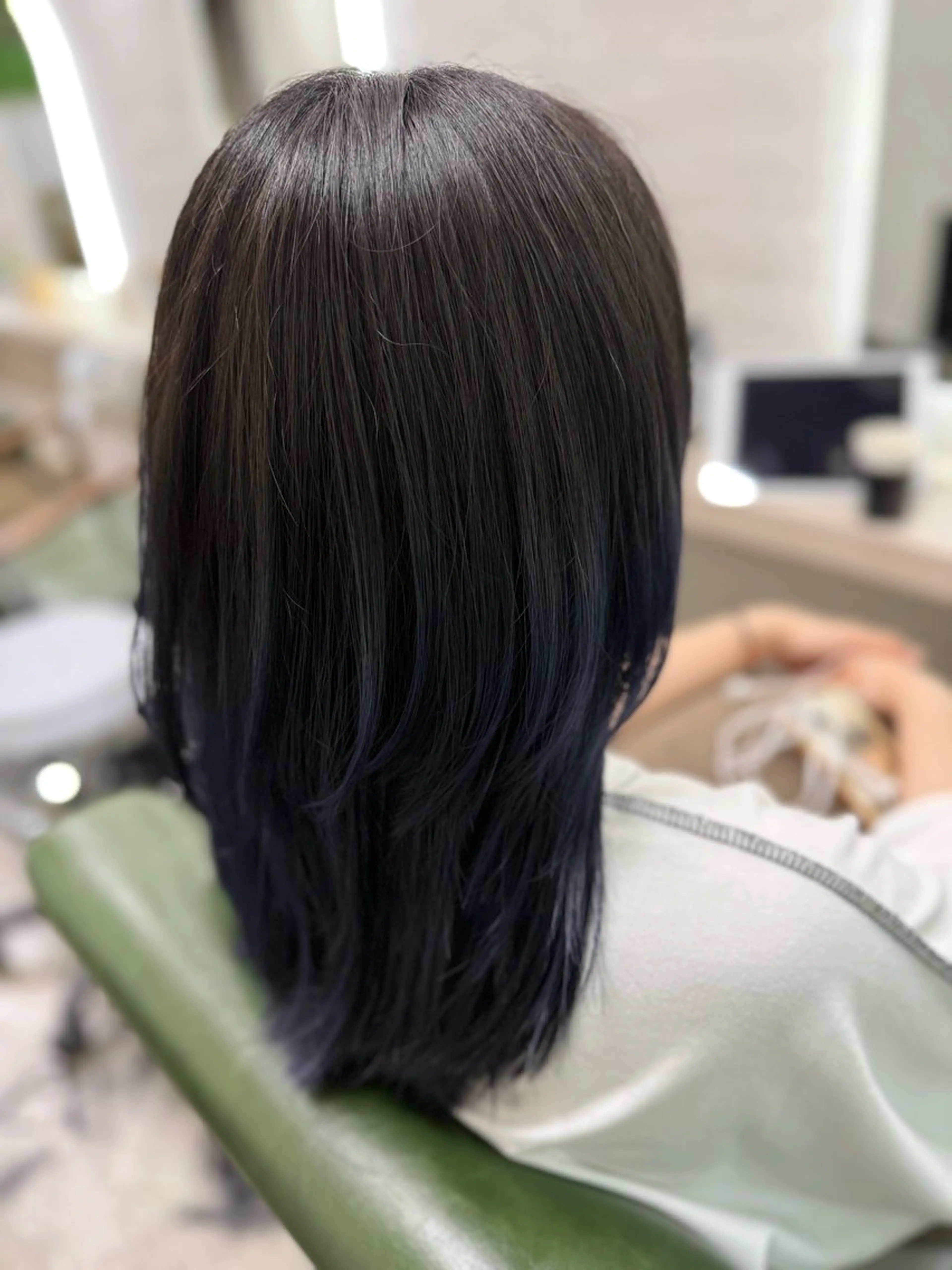 セミロング カラー 黒髪 ブルーカラー ブルーブラック ネイビーカラー レイヤーカット カット ヘアカラー トリートメント ヘッドスパ 🕊髪質改善縮毛矯正 /艶髪/関内🕊あべのヘアスタイル