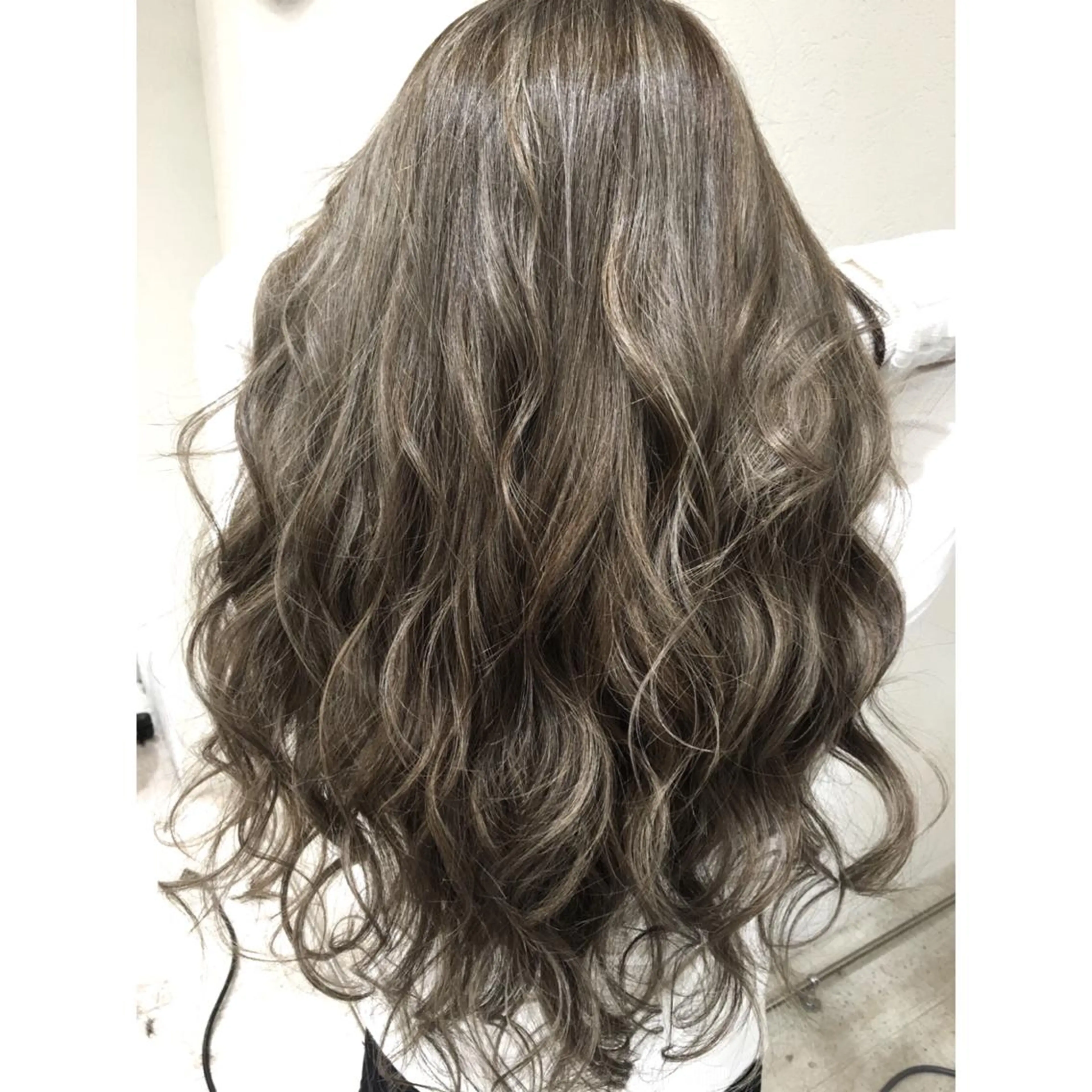 ロング カラー ベージュカラー ハイライトカラー 3Dハイライト ハイライト ヘアカラー トリートメント 井上 一平のヘアスタイル