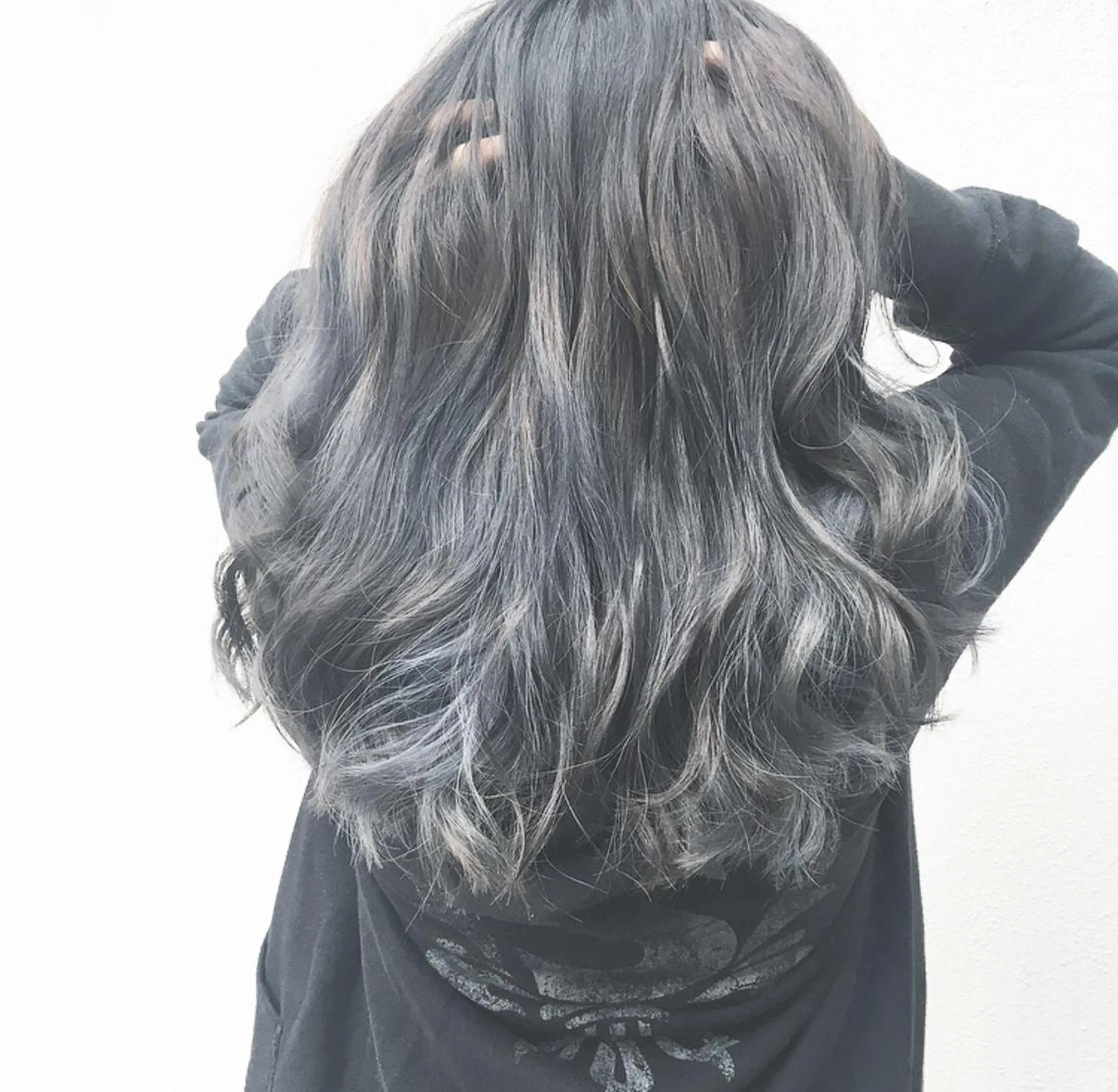 ロング カラー ブリーチ、パーマ 西部笑のヘアスタイル