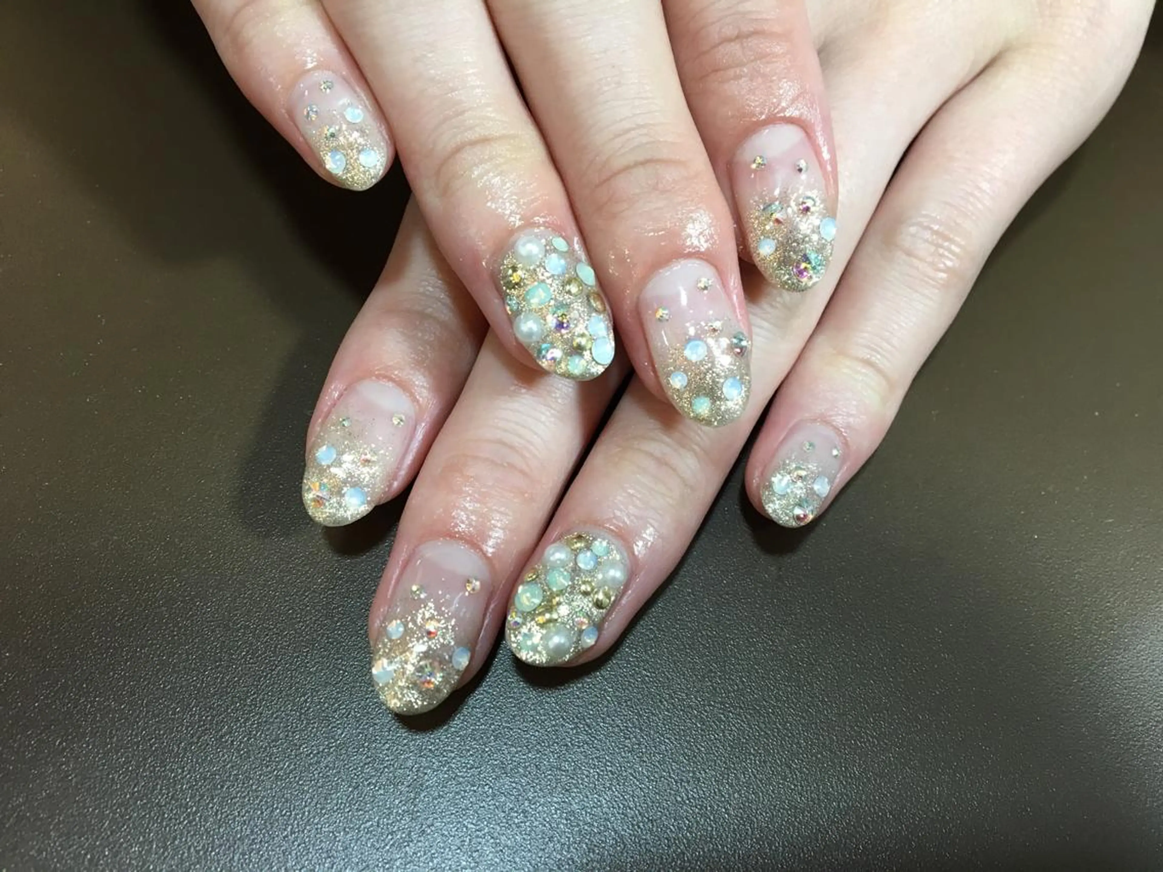 ネイル ラメ(グリッター) ラメグラデーション ストーンネイル nailsalon colon所属・nailartist lisaのネイルデザイン