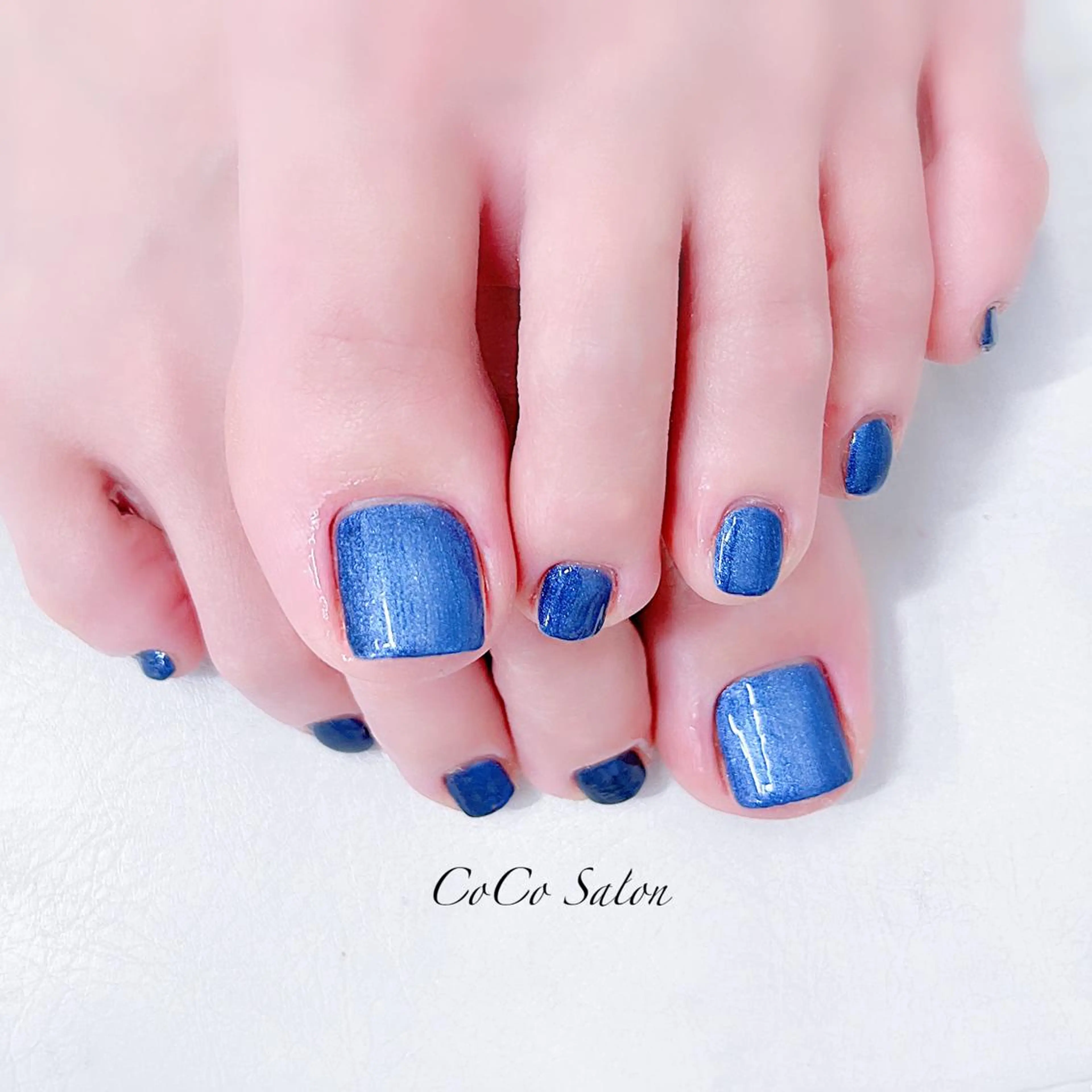 ネイル ブルー 長さ出し ジェルネイル キラキラネイル ラメ(グリッター) フットネイル CoCoSalon ネイル/まつ毛予約のネイルデザイン