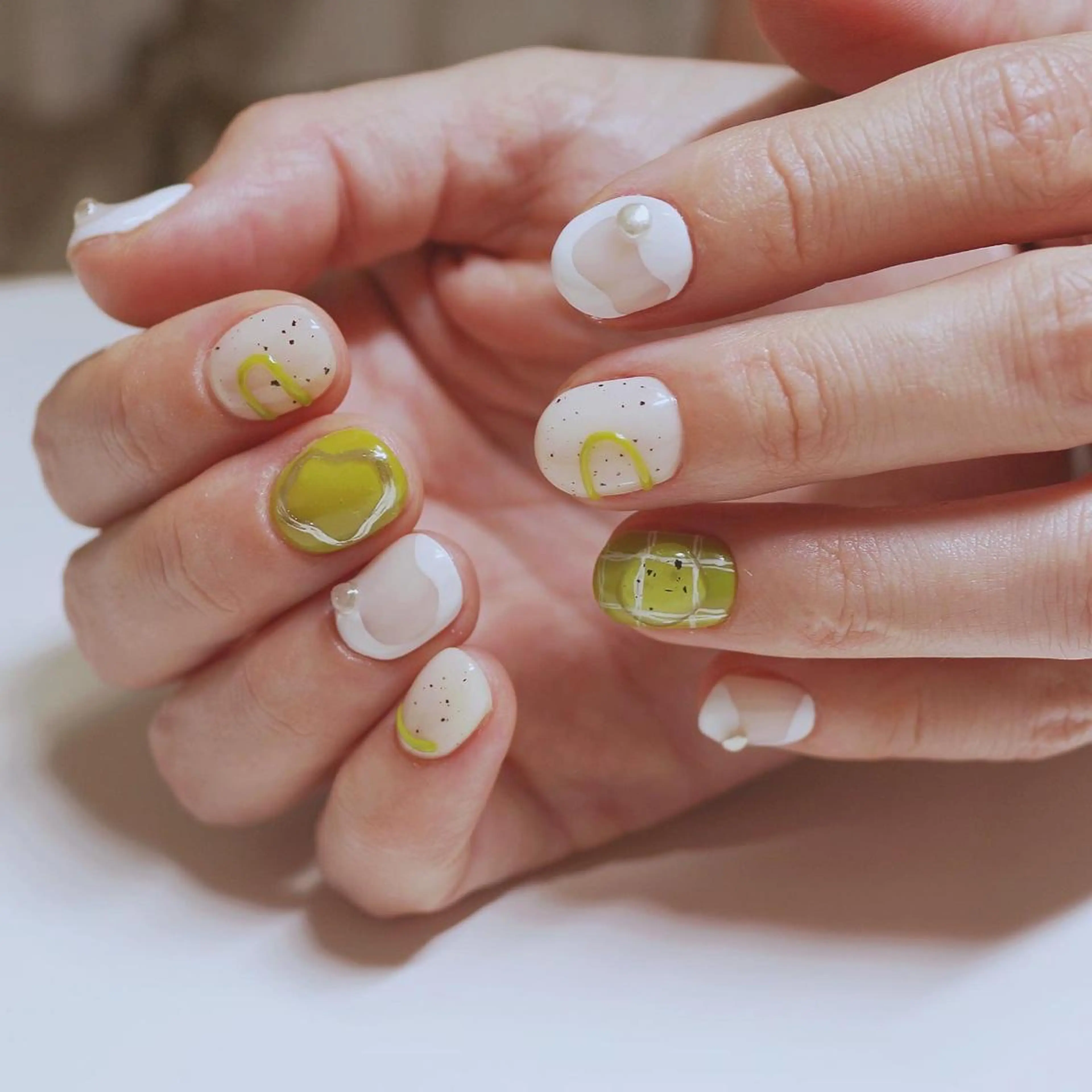 ネイル グリーン ニュアンスネイル 夏ネイル ホワイト 黄色 ハンドネイル Baku Nailsのネイルデザイン