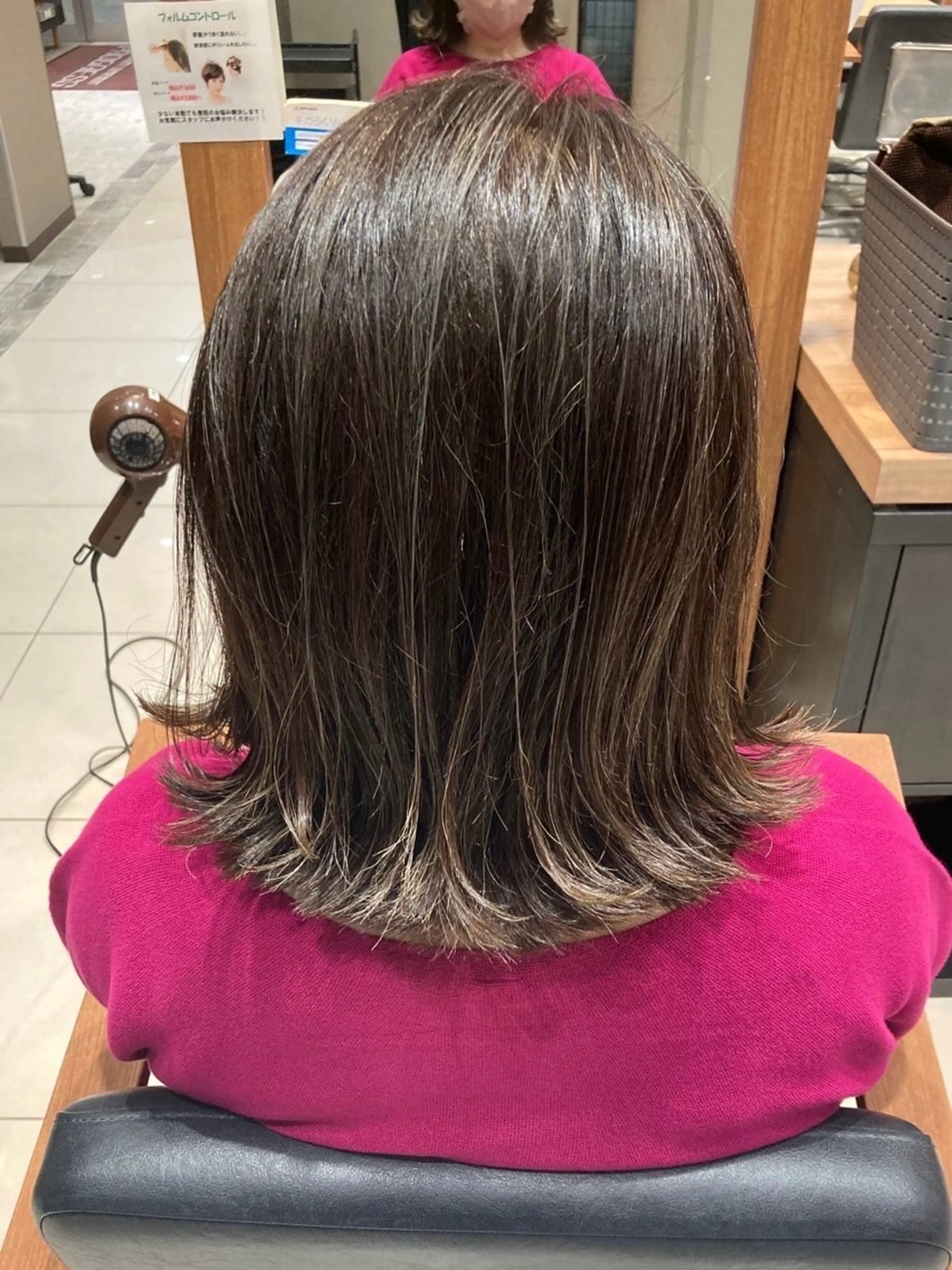 ミディアム カット 小嶺 歩夏のヘアスタイル