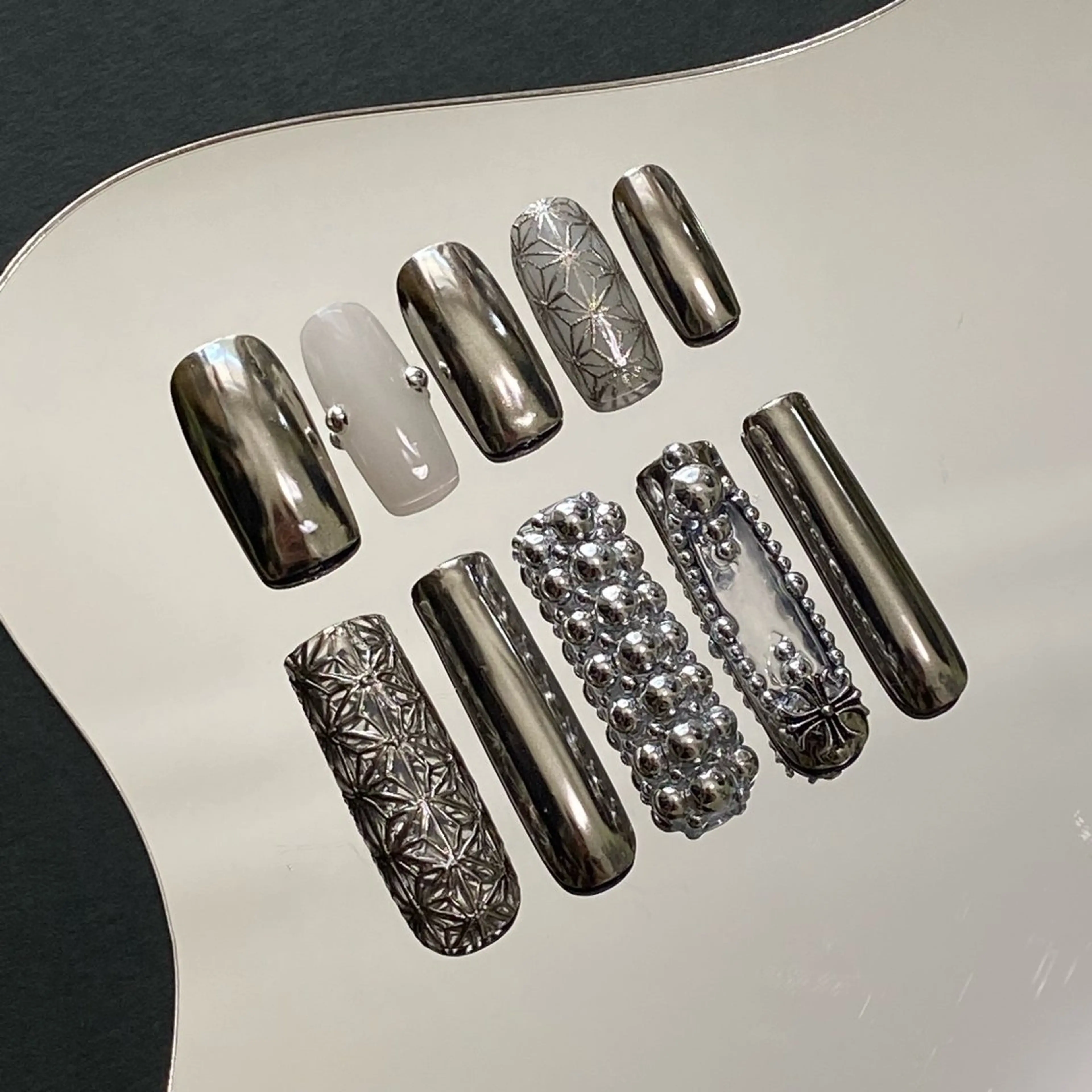 ネイル ネイルチップ ⁸ᵃᵖᵖʸ🐝⋆゜ MöEのネイルデザイン