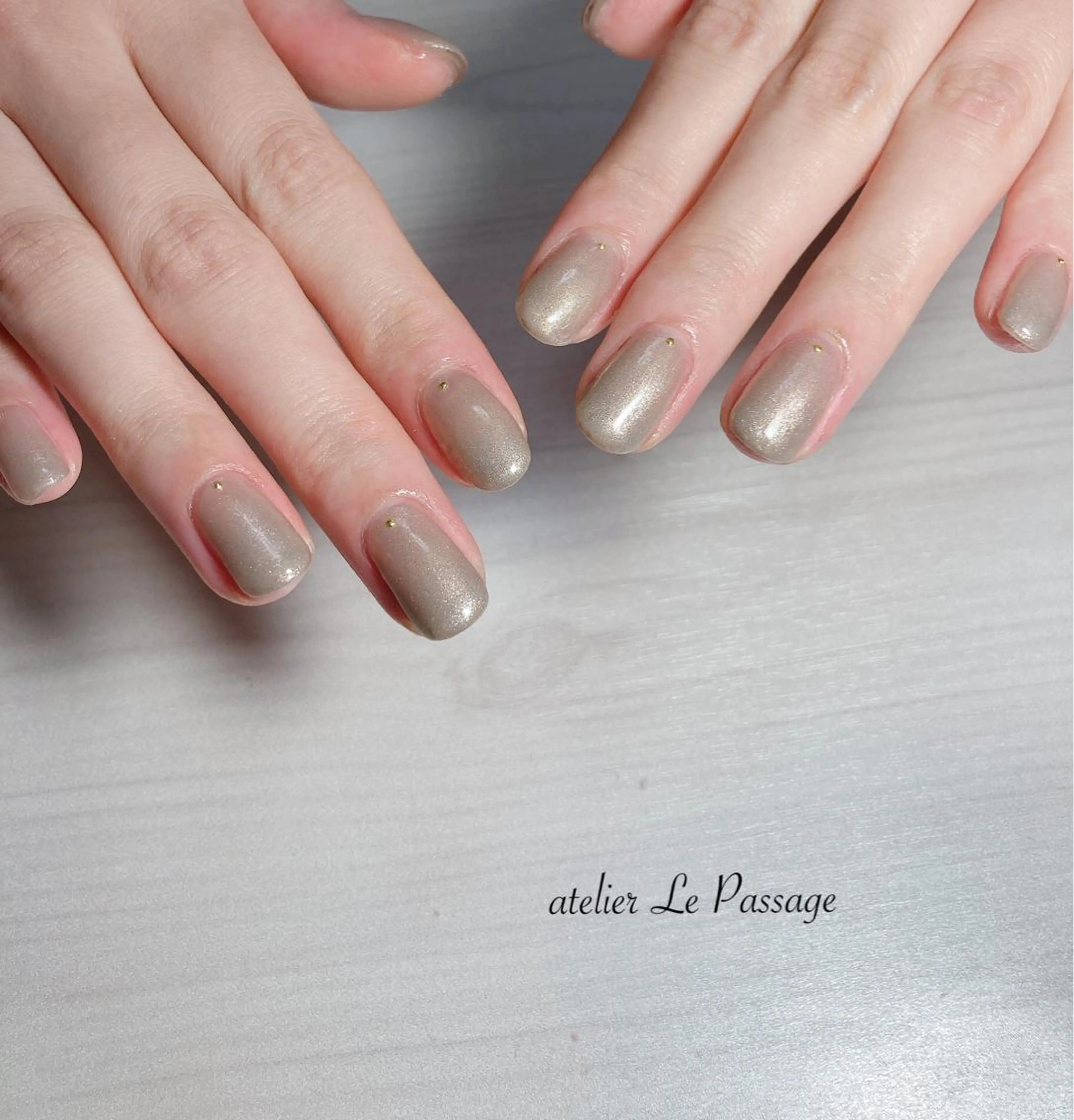 ネイル ジェルネイル ゴールド キラキラネイル オフィスネイル ワンカラーネイル Atelier Le Passage所属・h nakatsukaのネイルデザイン