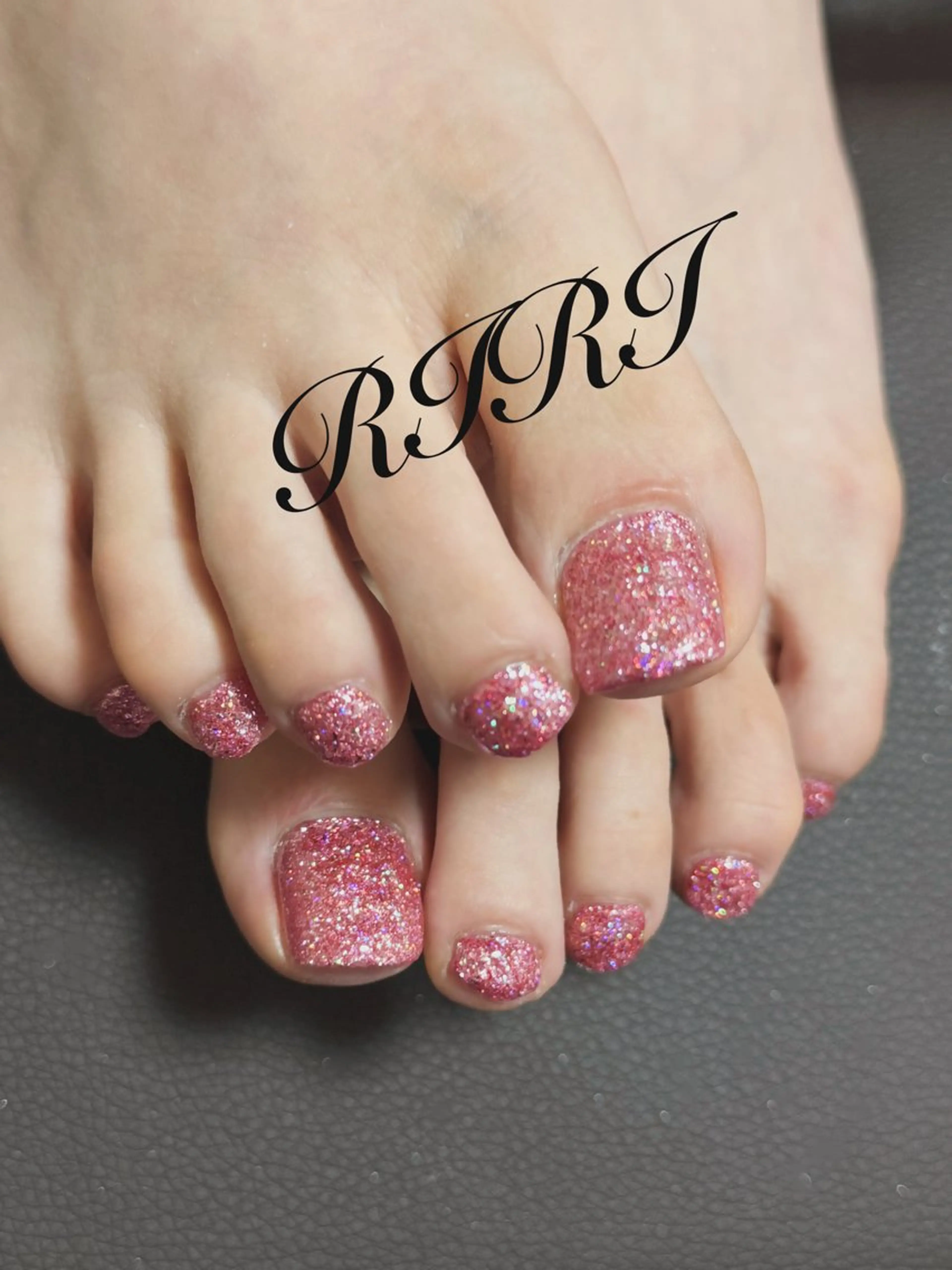 ネイル フットネイル ジェルネイル キラキラネイル ラメ(グリッター) ピンク フットネイル riri オーナーのネイルデザイン