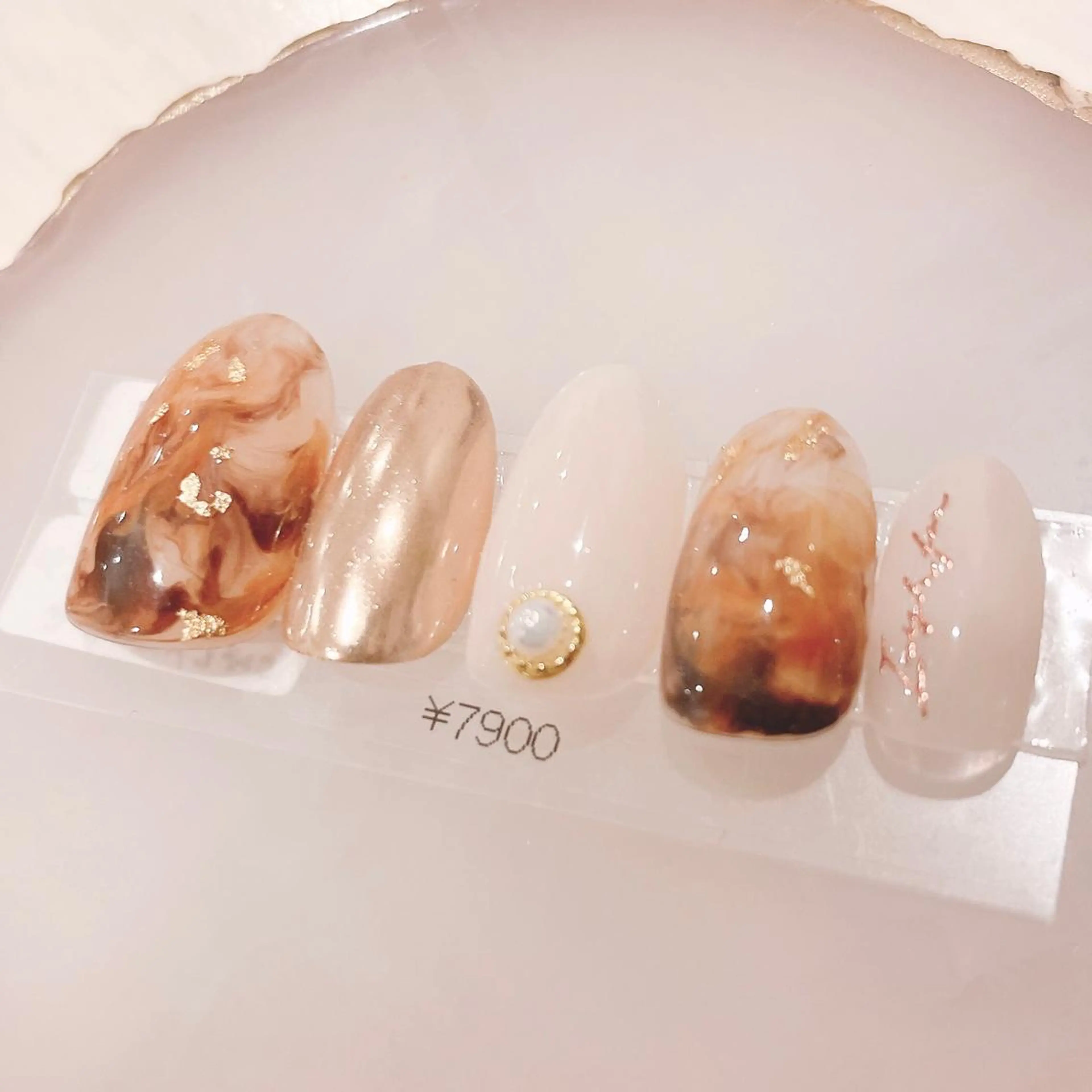 ネイル ミラーネイル ニュアンスネイル ハンドネイル CHIARA nailsのネイルデザイン