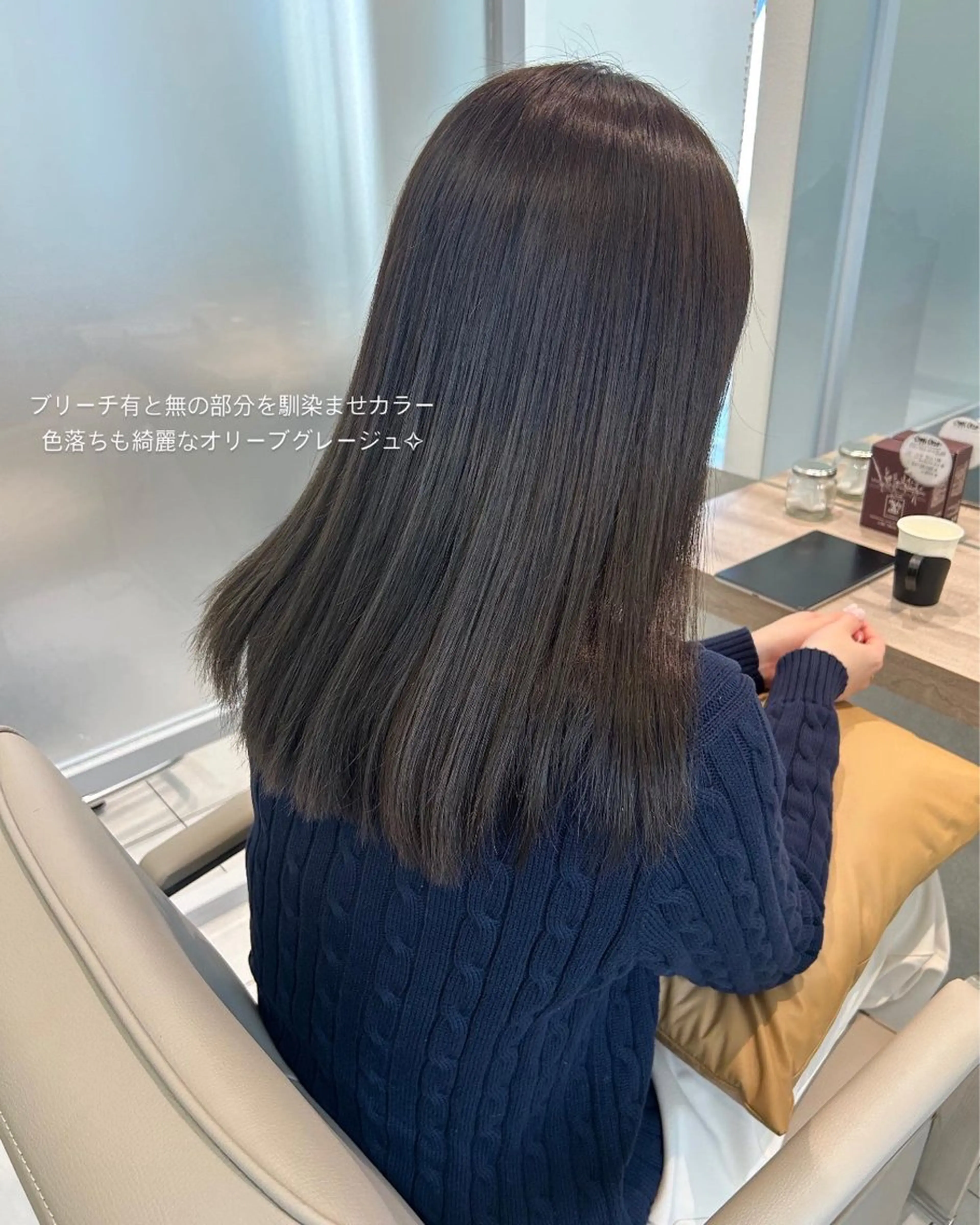 セミロング カラー ブリーチ オリーブ/アッシュ やわらか透明感カラーのヘアスタイル