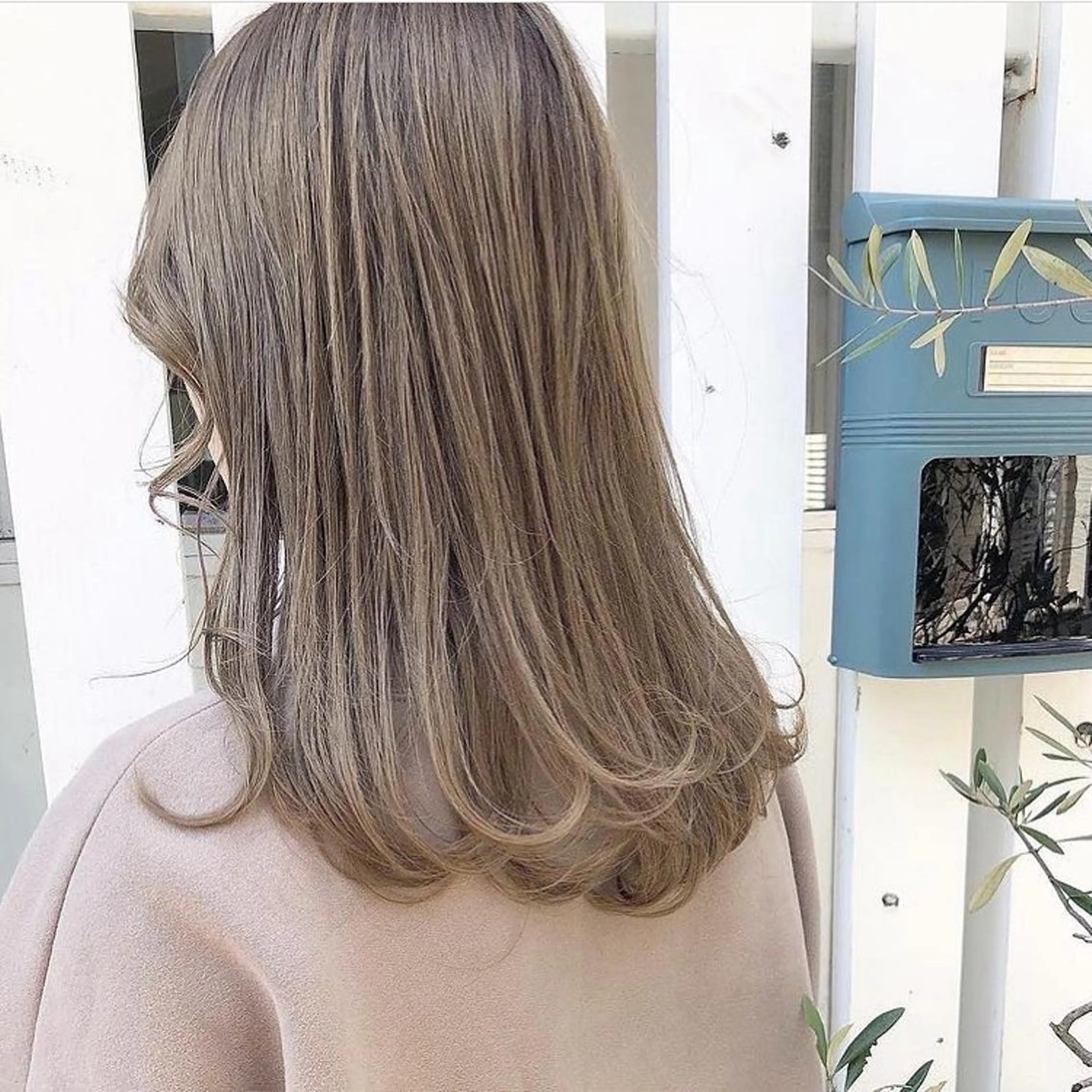 ミディアム カラー ヘアアレンジ ベージュカラー 透明感カラー グラデーションカラー ハイライトカラー ハイトーンカラー 韓国/髪質改善💘 櫻井かれんのヘアスタイル