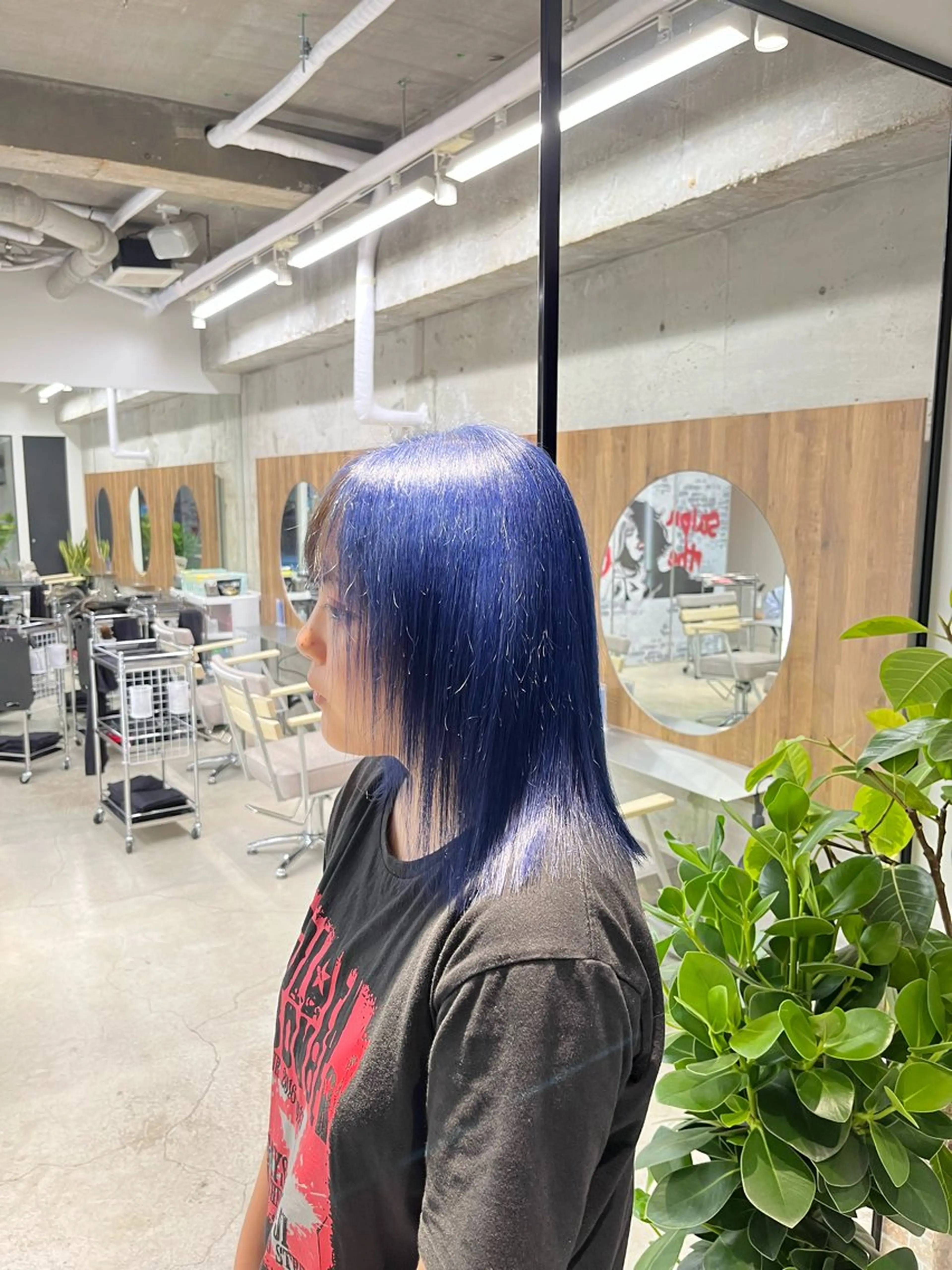 ミディアム カラー 黒髪 ブリーチ ブルーカラー デザインカラー ハイトーンカラー メンズ特化/パーマ/ 骨格矯正カット/真人のヘアスタイル